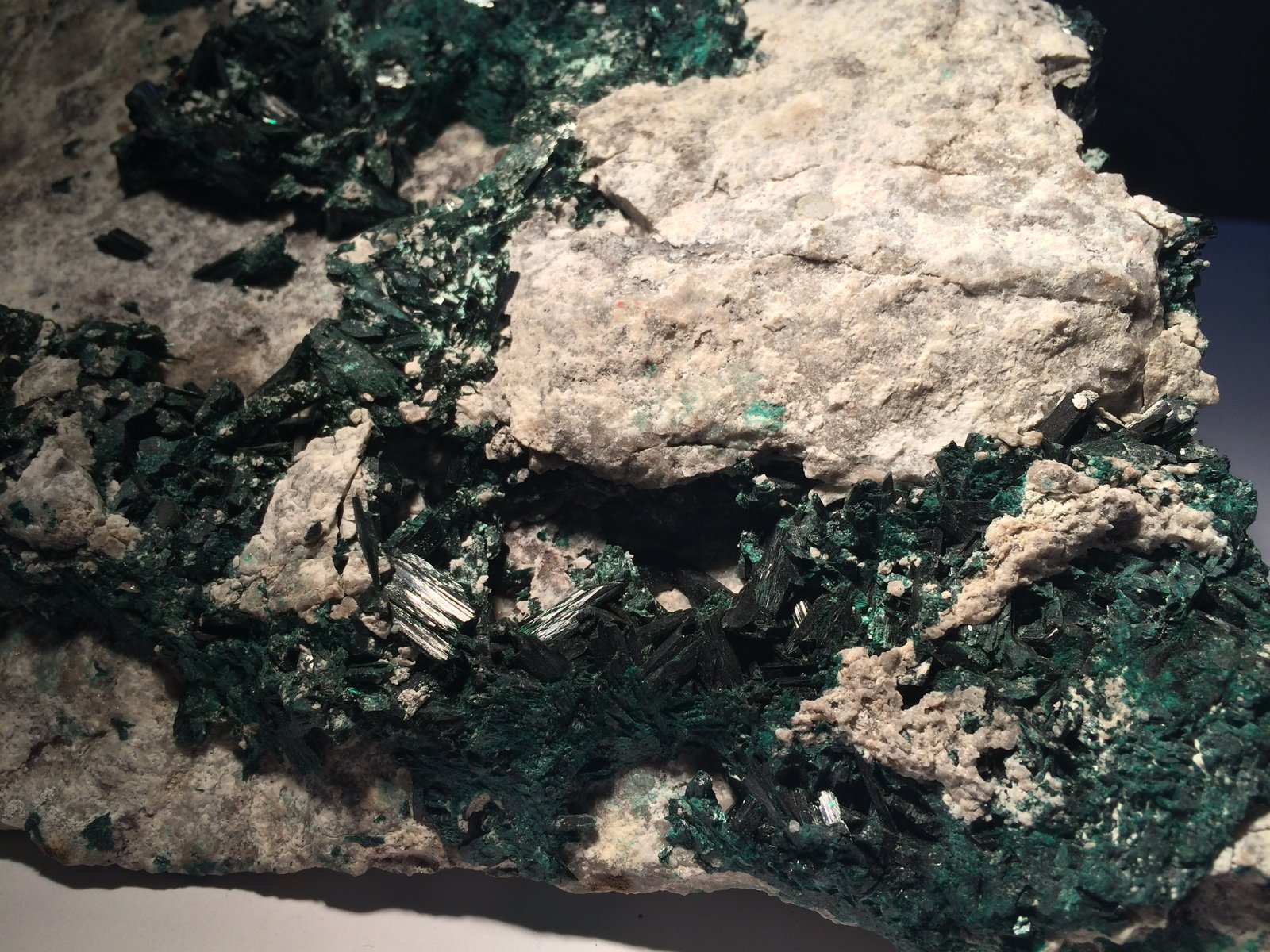Brochantite
230 X 200 X 90 mm
(Autor: Robert Seitz)