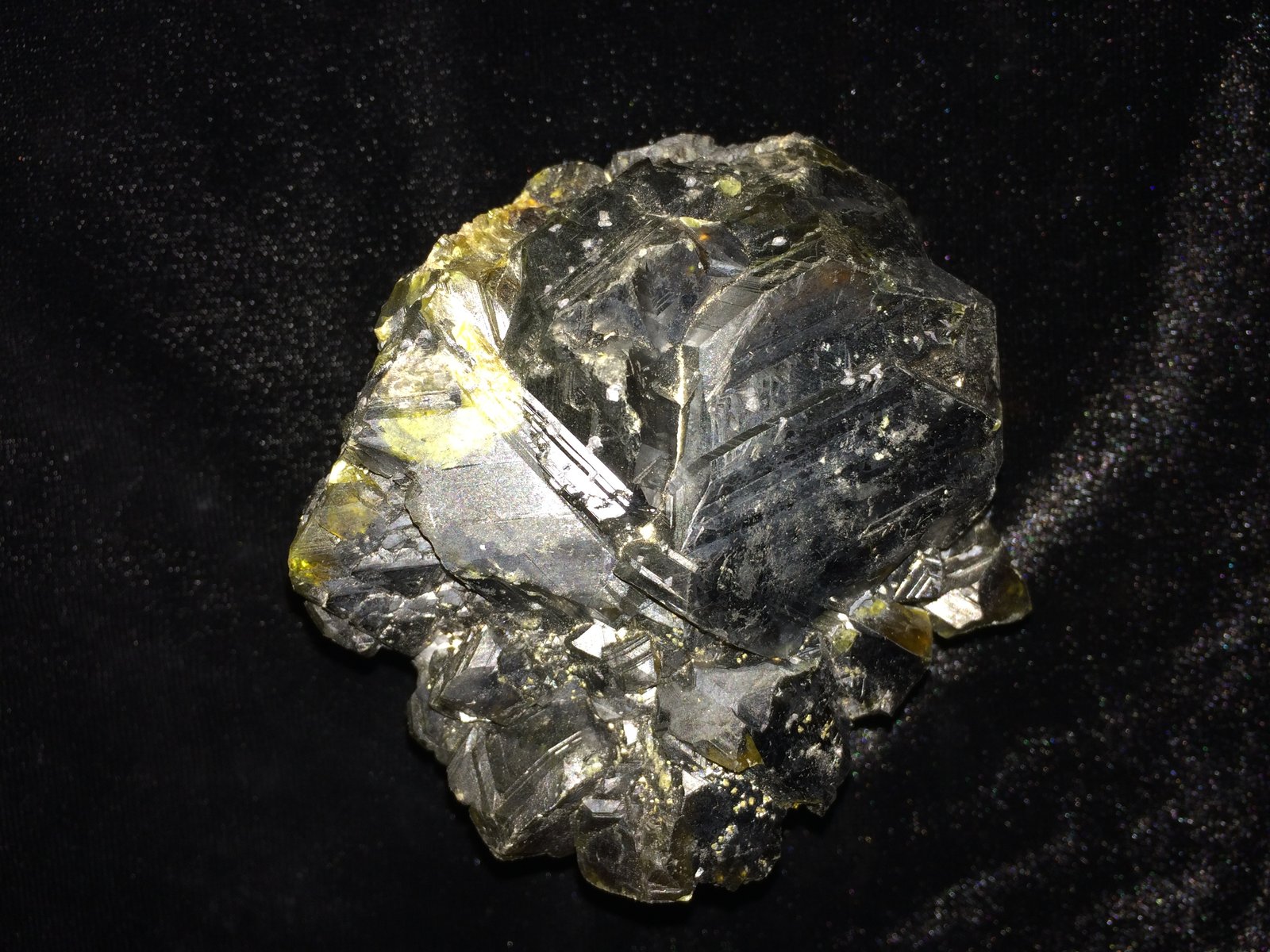 Sphalerite, Galena
80 mm X 75 mm X 40 mm
(Autor: Robert Seitz)