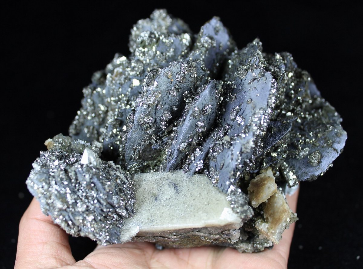 Arsenopyrite on Lollingite and Scheelite
Size: 13.5*10*8cm   Weight: 2895g
(Autor: Xueyan Jin)