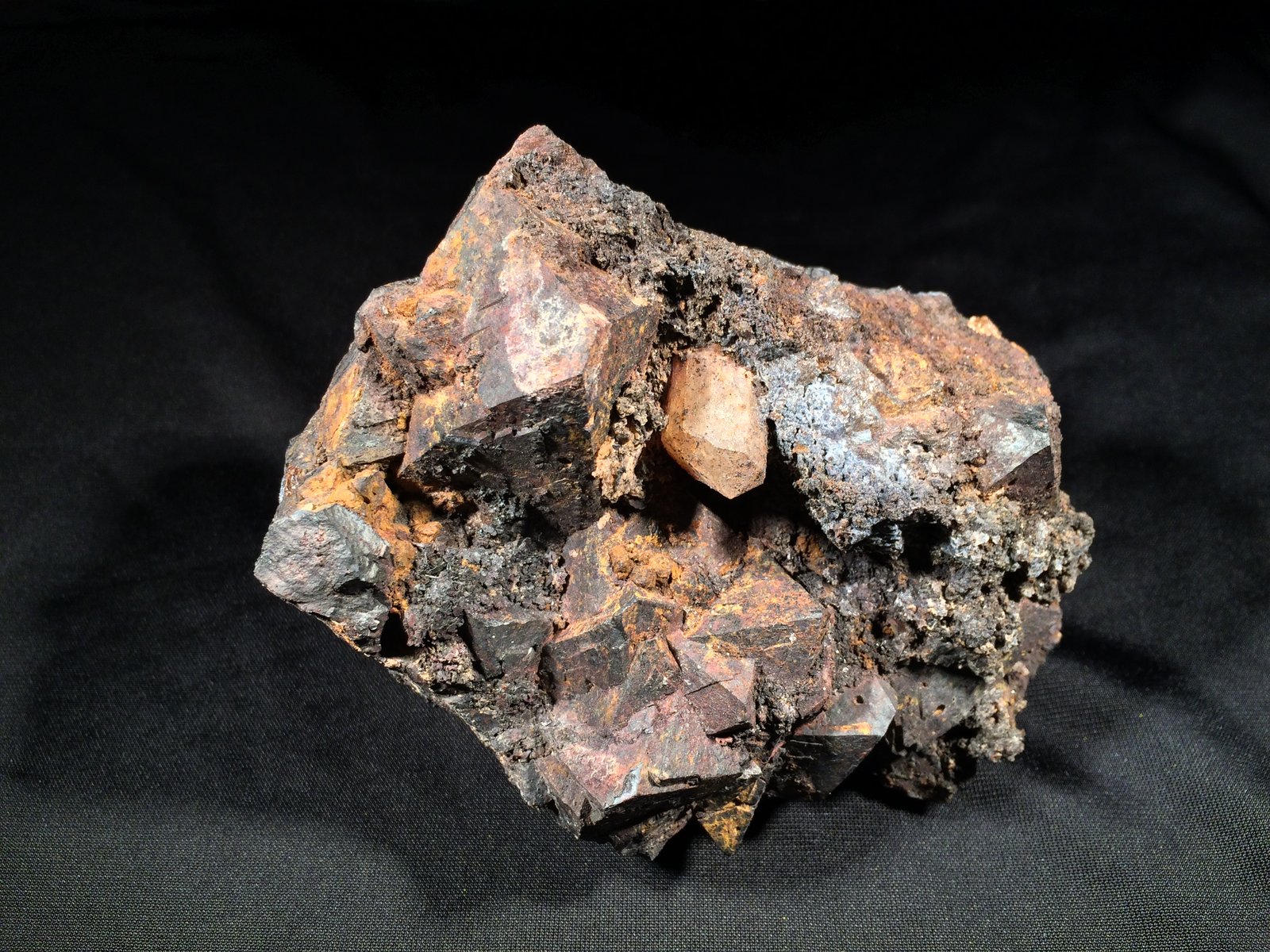 Hematite after Magnetite (variety martite), 'Apatite'
125 mm x 90 mm x 80 mm
(Autor: Robert Seitz)
