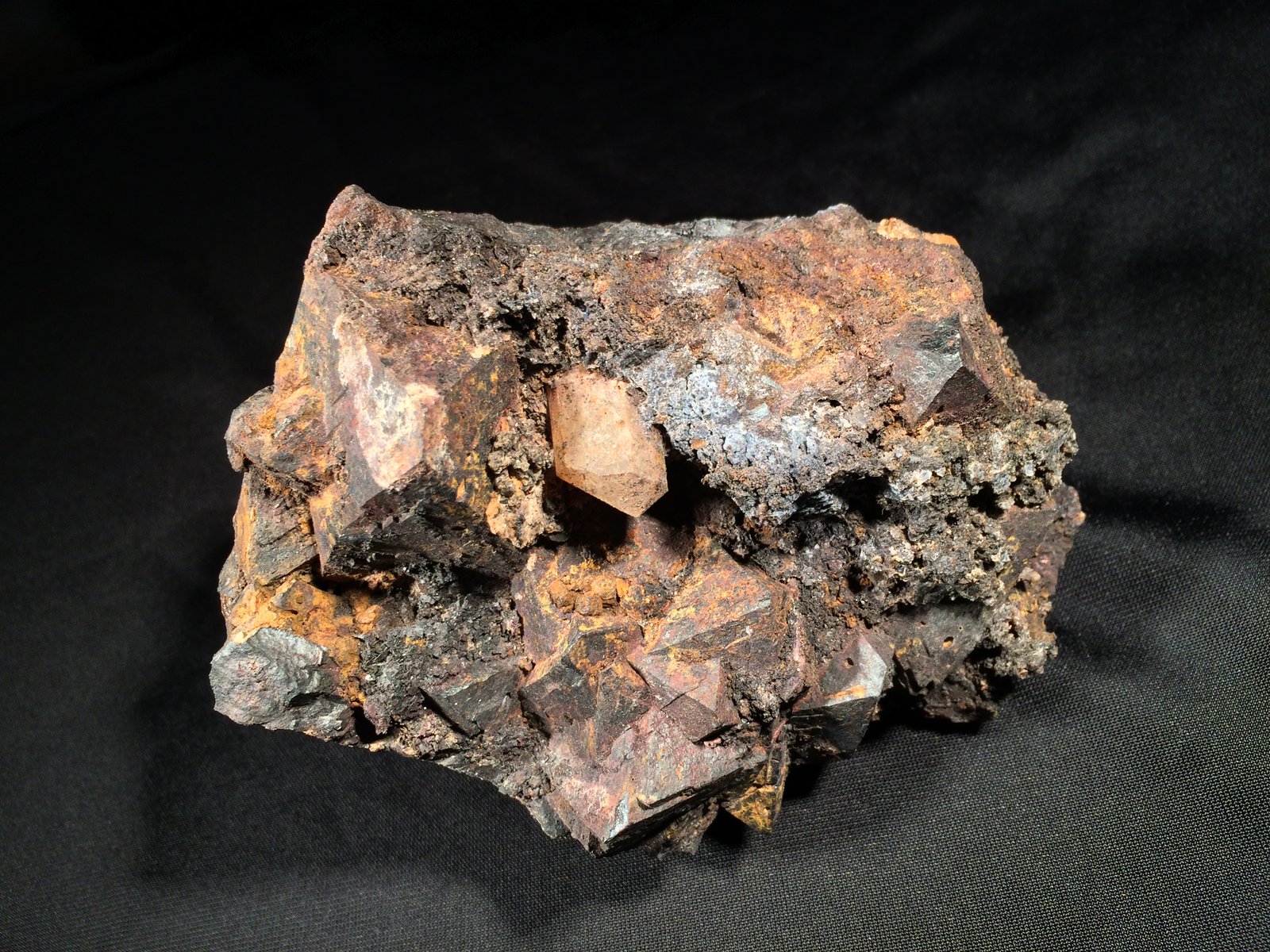 Hematite after Magnetite (variety martite), 'Apatite'
125 mm x 90 mm x 80 mm
(Autor: Robert Seitz)