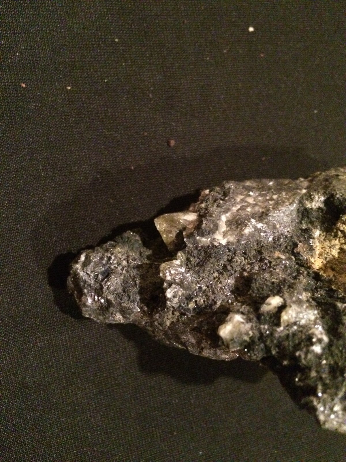 Anglesite, Galena
90 mm x 75 mm x 45 mm
(Autor: Robert Seitz)