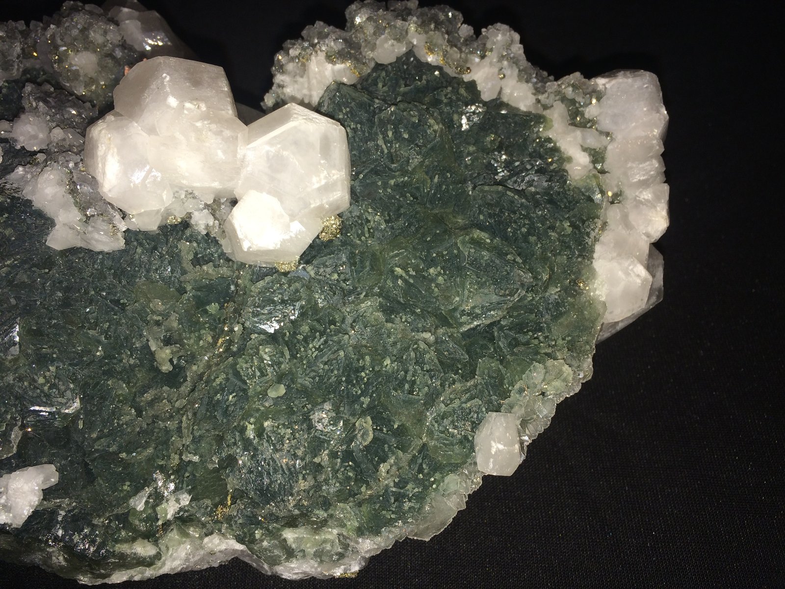 Fluorite, Calcite, Pyrite
125 X 150 X 105 is shown
(Autor: Robert Seitz)