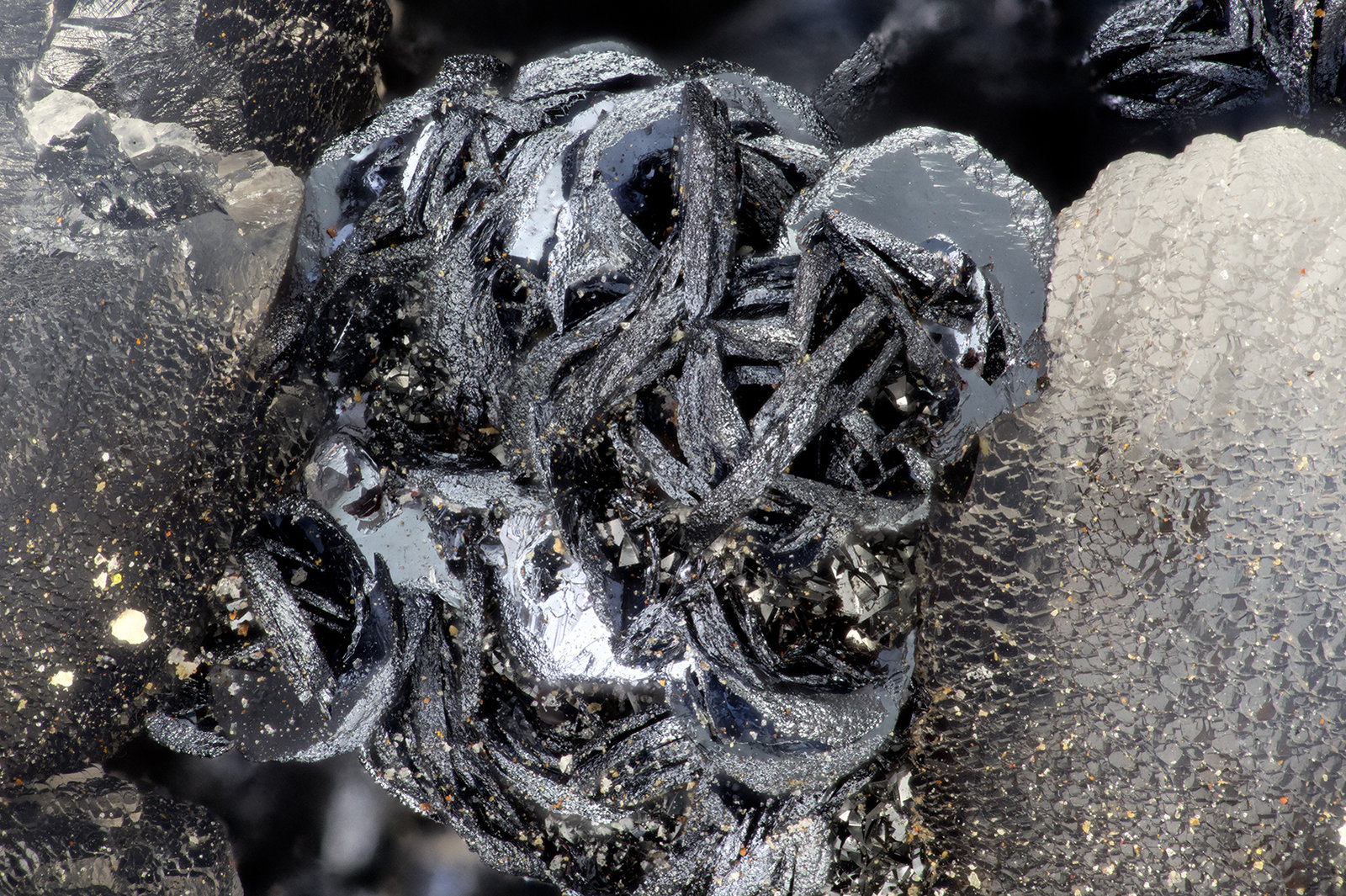 Chalcophanite
FOV = 3.4 mm
(Autor: Doug)