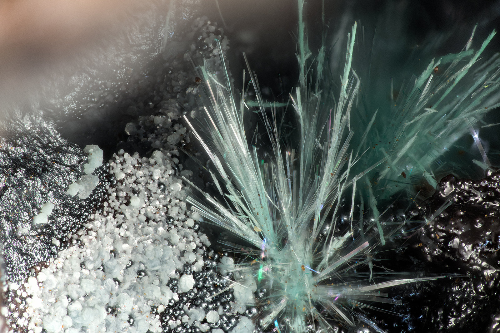 Aurichalcite, Fraipontite
FOV = 3.5 mm
(Autor: Doug)