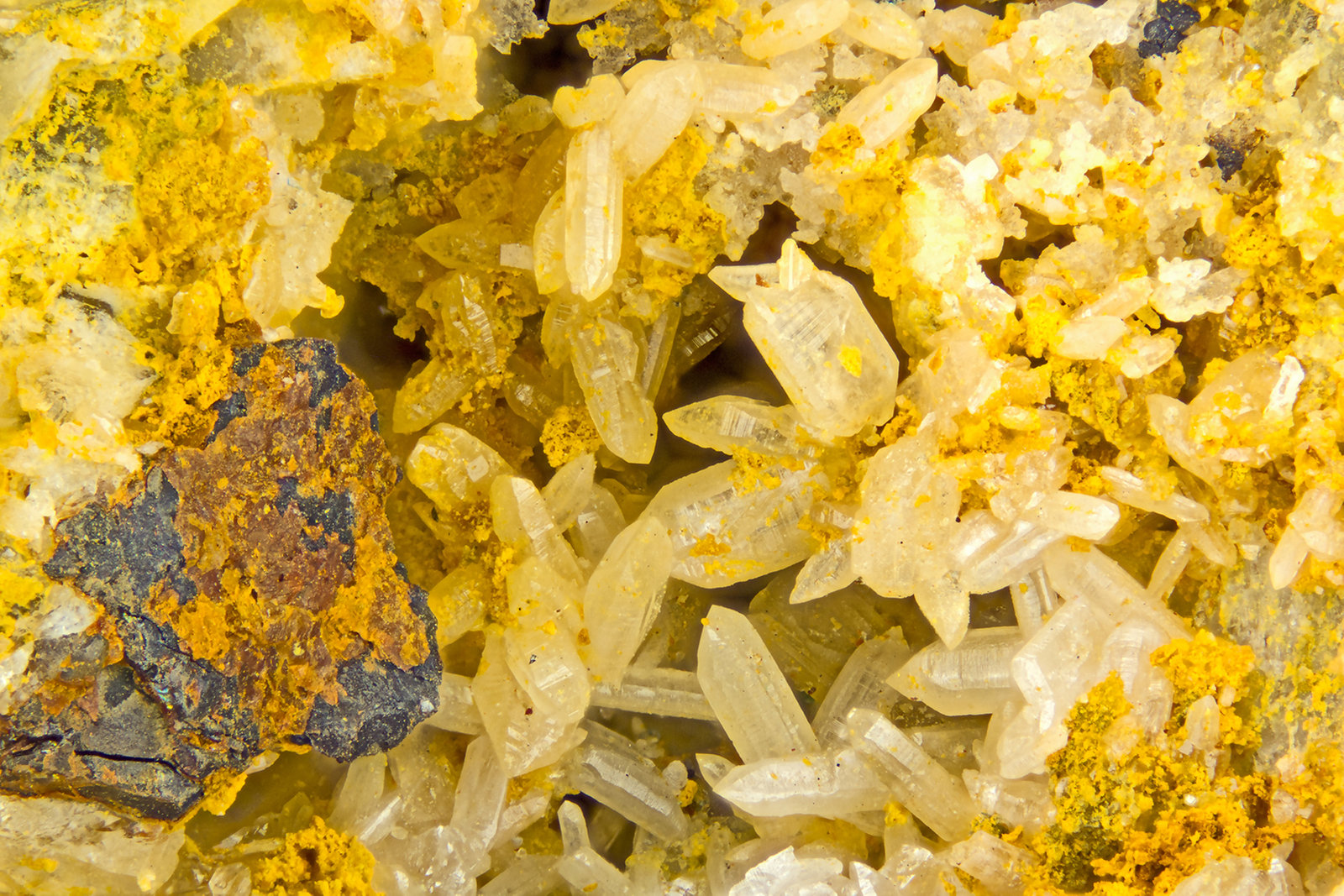 Cerussite
FOV = 4.0 mm
(Autor: Doug)