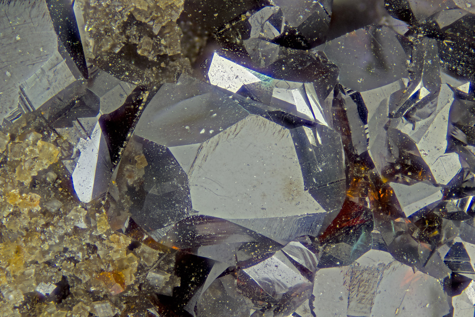 Sphalerite
FOV = 4.0 mm
(Autor: Doug)