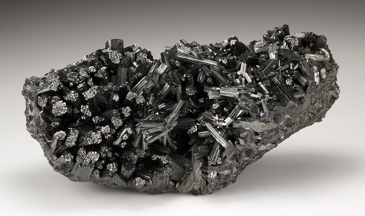 Manganite
110 mm x 54 mm x 39 mm. Largest crystal: 18 mm. Mass: 347 g
(Autor: Carles Millan)