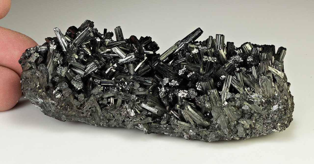 Manganite
110 mm x 54 mm x 39 mm. Largest crystal: 18 mm. Mass: 347 g
(Autor: Carles Millan)