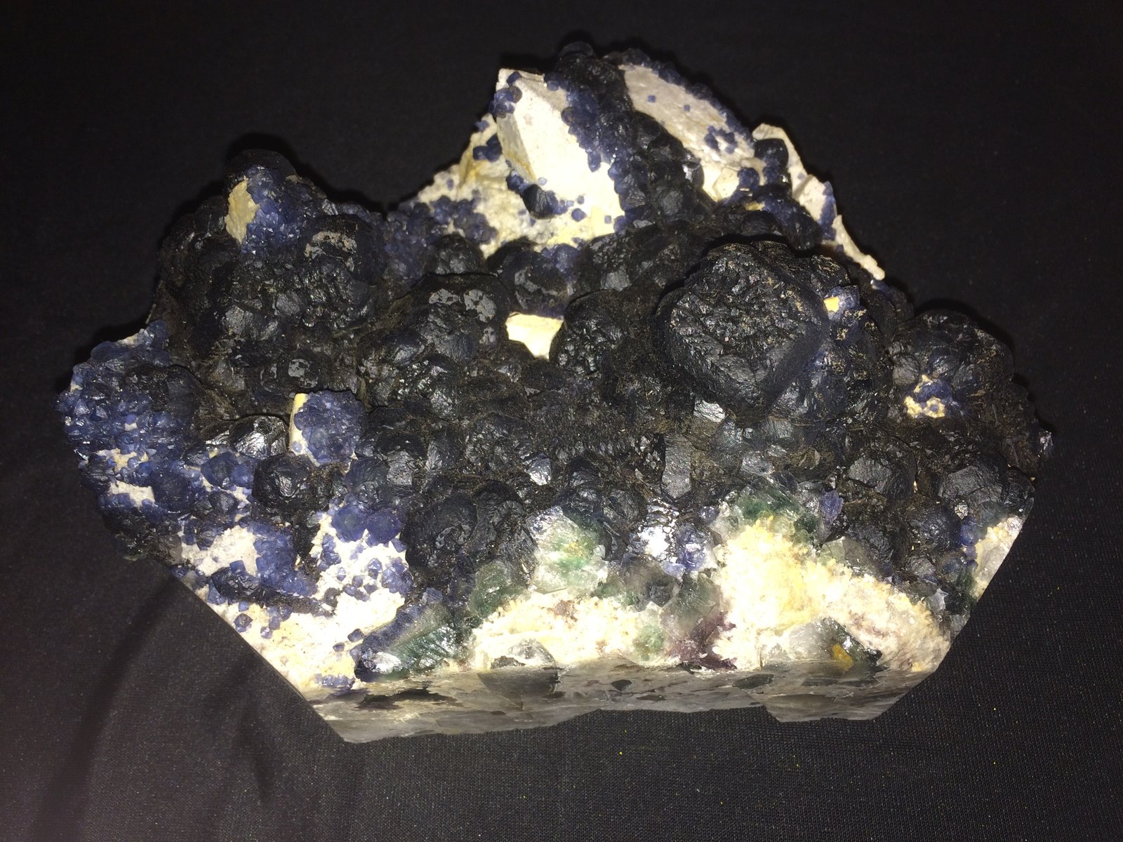 Fluorite, Quartz
190 mm X 170 mm X 100 mm
(Autor: Robert Seitz)
