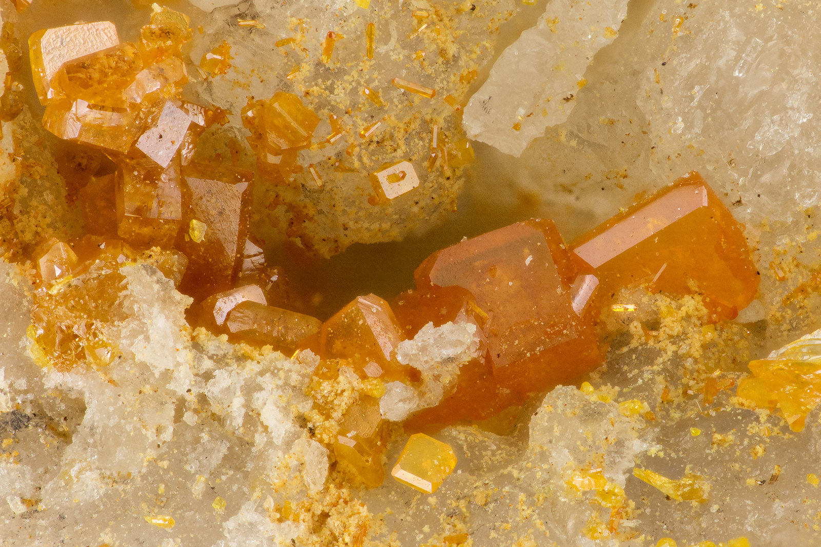 Wulfenite, Vanadinite
FOV = 2.1 mm
(Autor: Doug)