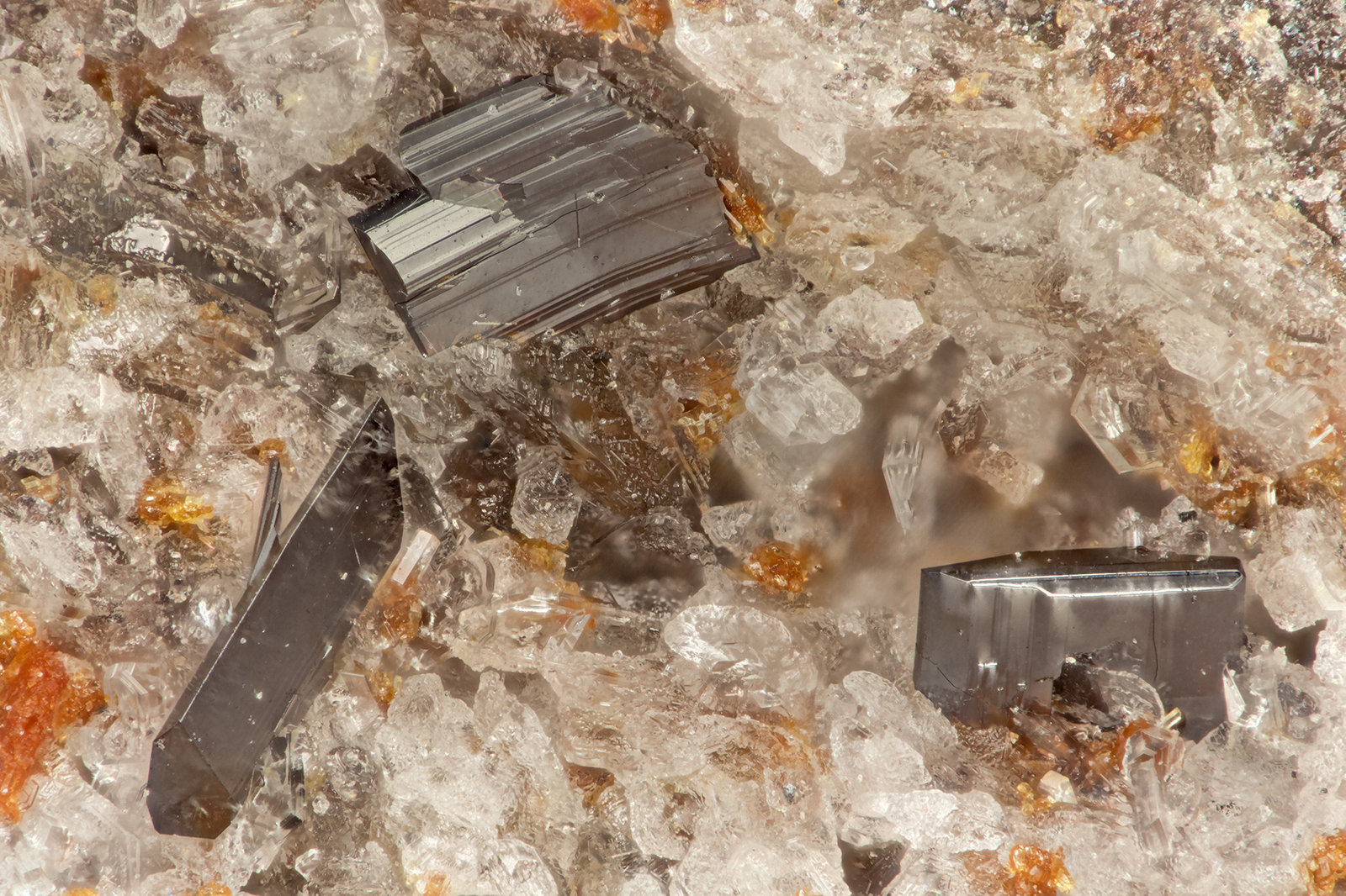 Pseudobrookite
FOV = 1.6 mm
(Autor: Doug)