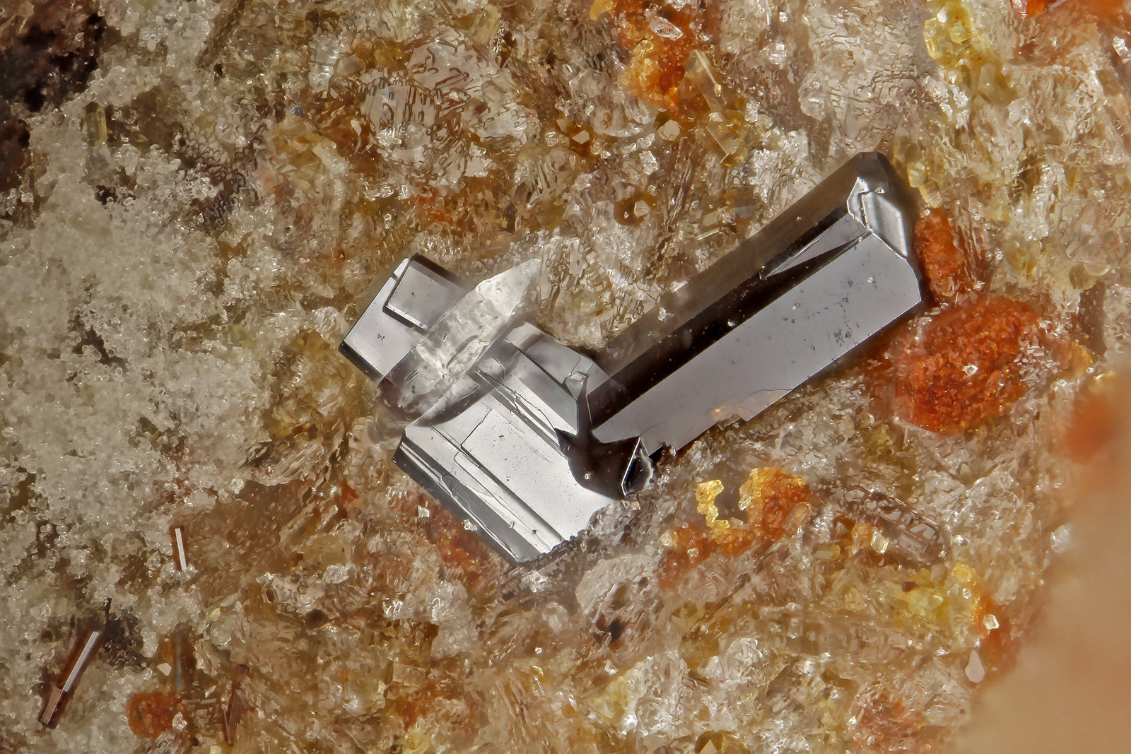 Pseudobrookite
FOV = 1.2 mm
(Autor: Doug)