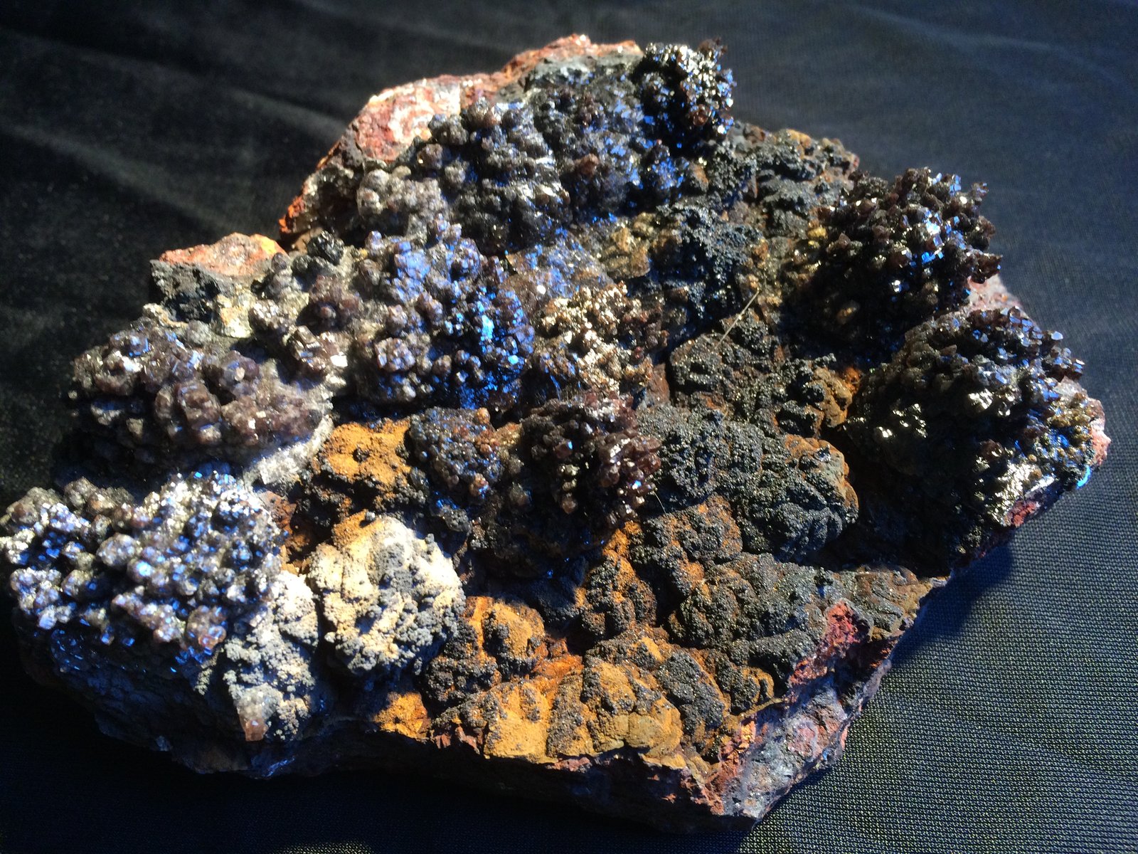 Calcite, Hematite
156 X 130 X 60 mm
(Autor: Robert Seitz)