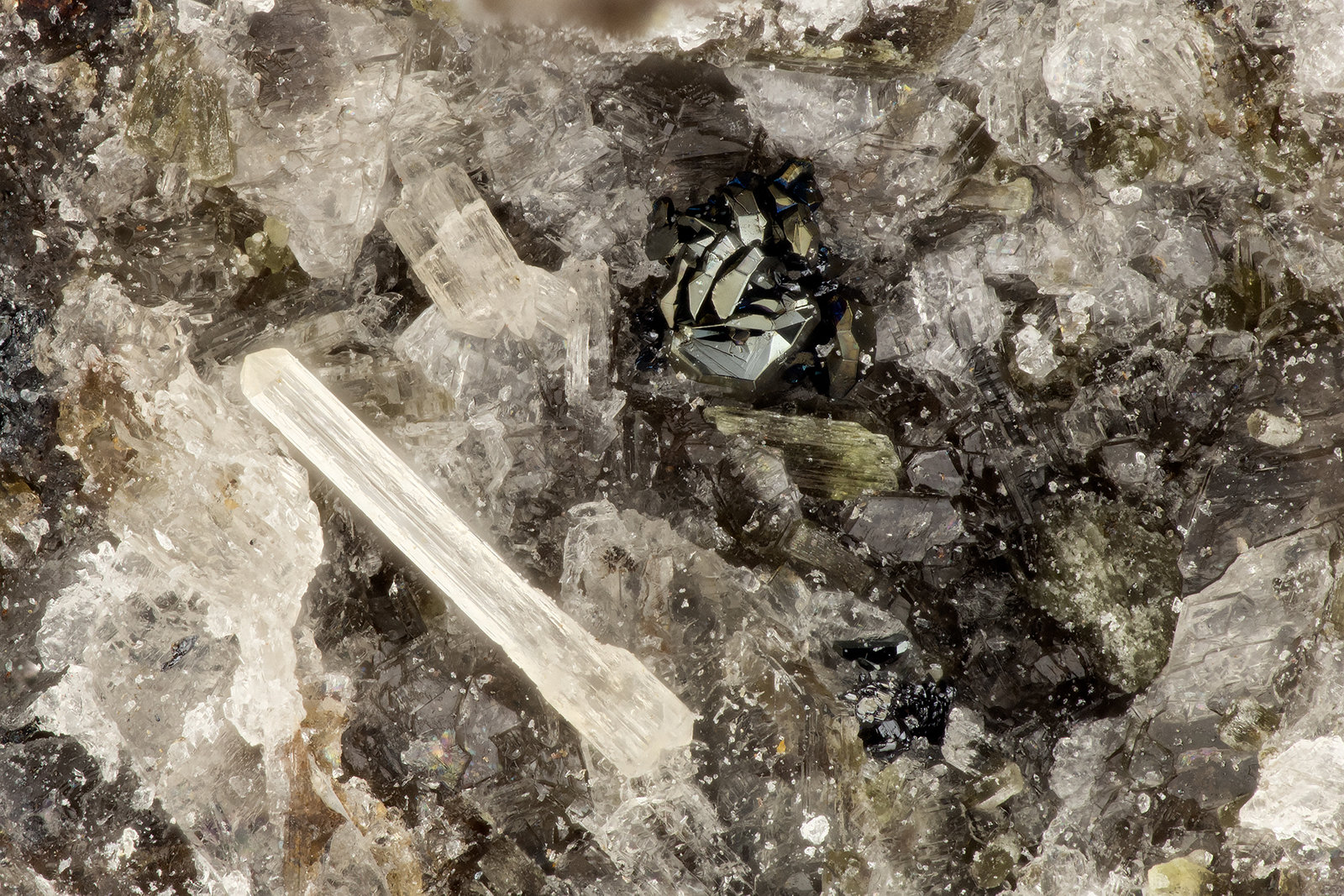 Fluorapatite, Hematite
FOV = 2.3 mm
(Autor: Doug)