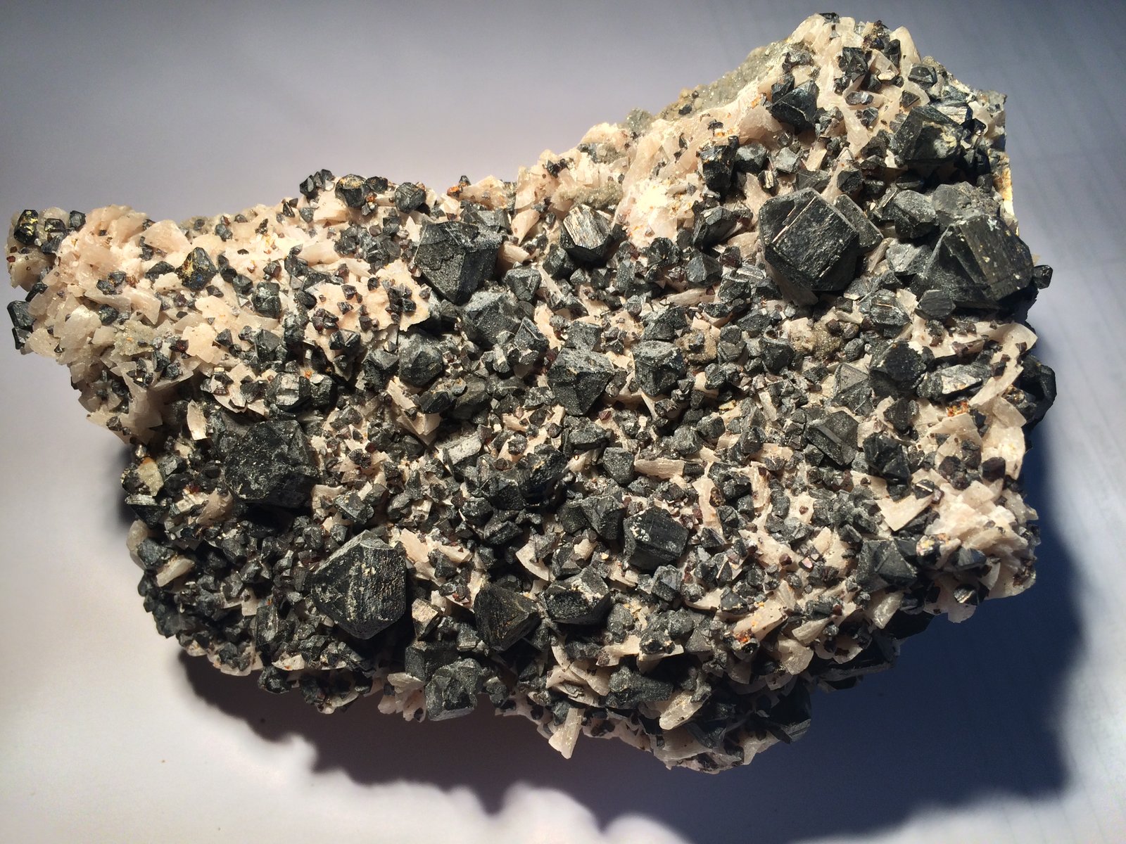 Sphalerite, Dolomite
125 X 70 X 90 mm
(Autor: Robert Seitz)