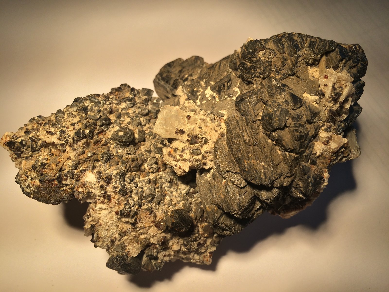 Sphalerite, Dolomite
110 X 80 X 60 mm
(Autor: Robert Seitz)