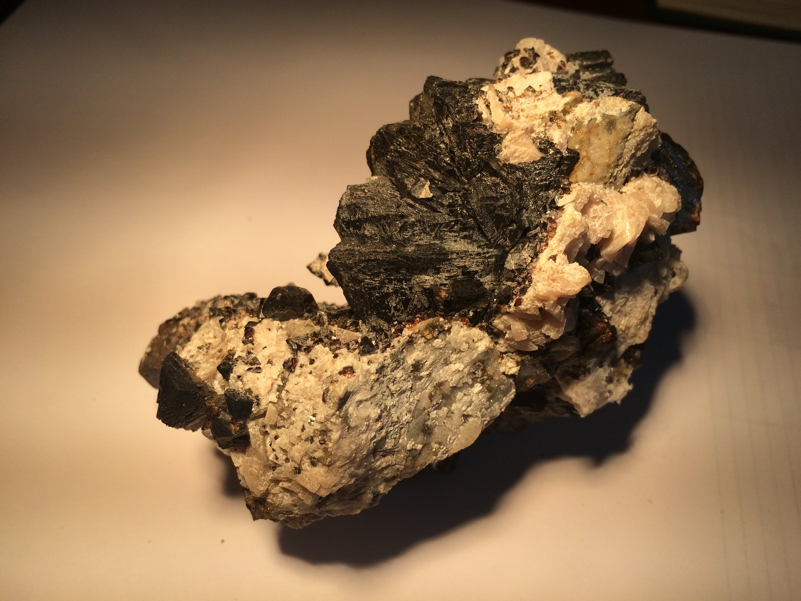 Sphalerite, Dolomite
110 X 80 X 60 mm
(Autor: Robert Seitz)