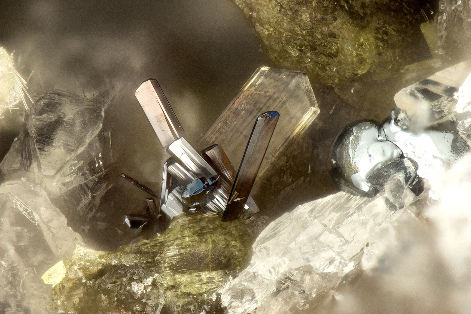 Pseudobrookite
(Autor: Doug)