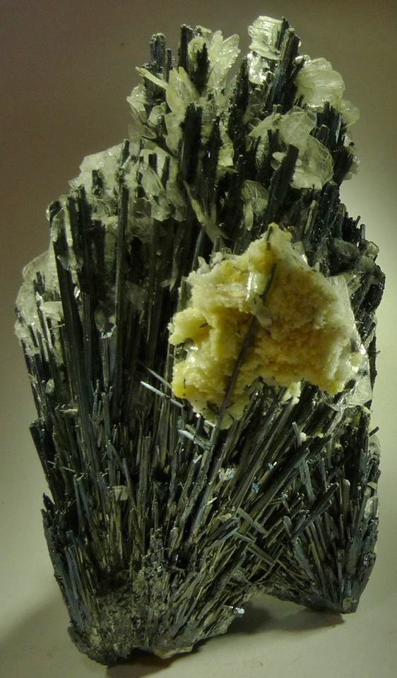 Stibnite with BarIte and Calcite
11 x 6.5 cm
(Autor: Deyu)