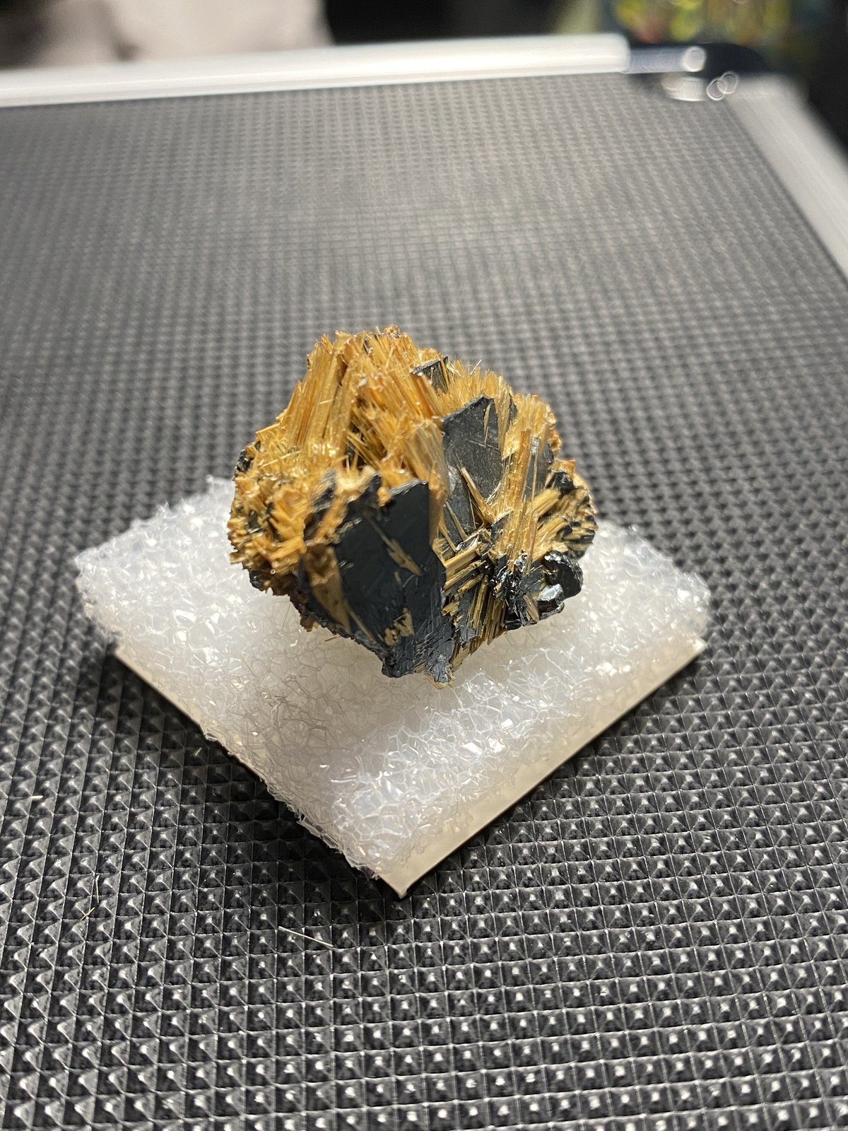 Rutile on Hematite
(Autor: Shawn S)
