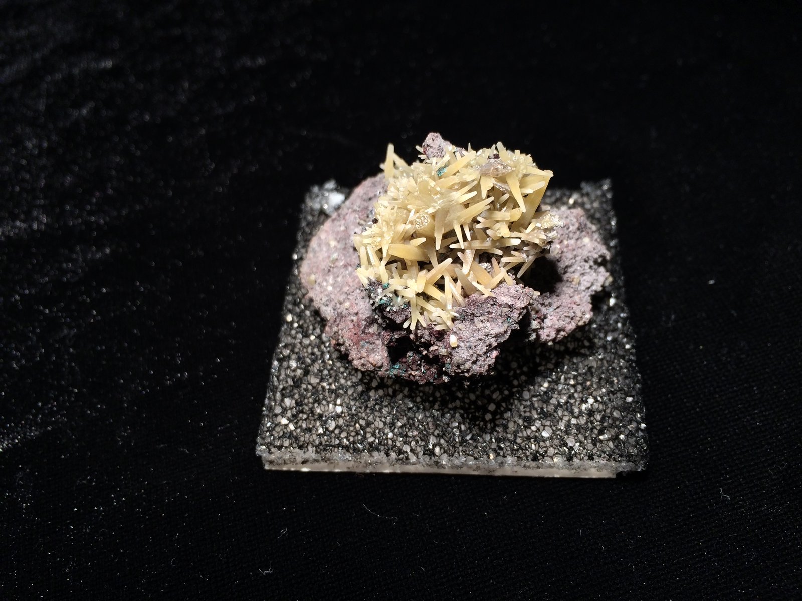 Mimetite
45 mm x 35 mm x 30 mm
(Autor: Robert Seitz)