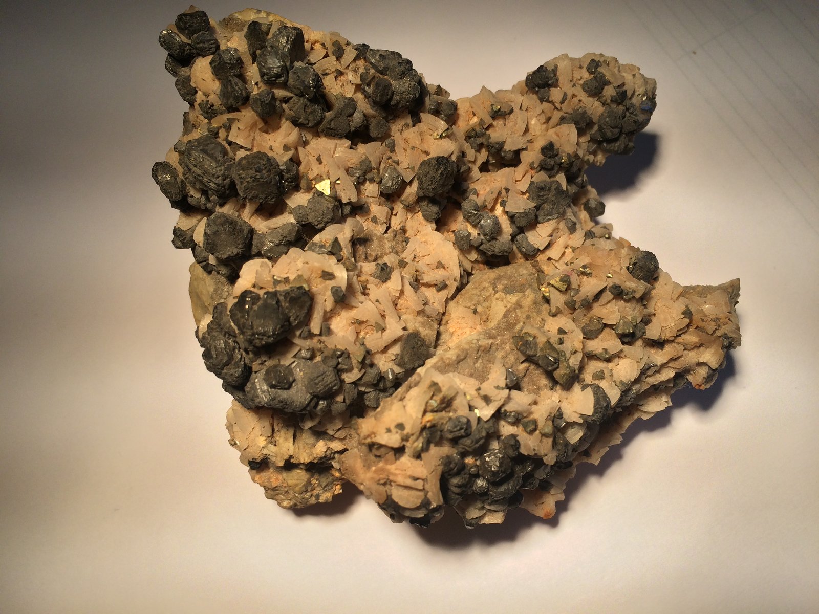Sphalerite, Dolomite, Chalcopyrite, chert
105 X 100 X 60 mm
(Autor: Robert Seitz)