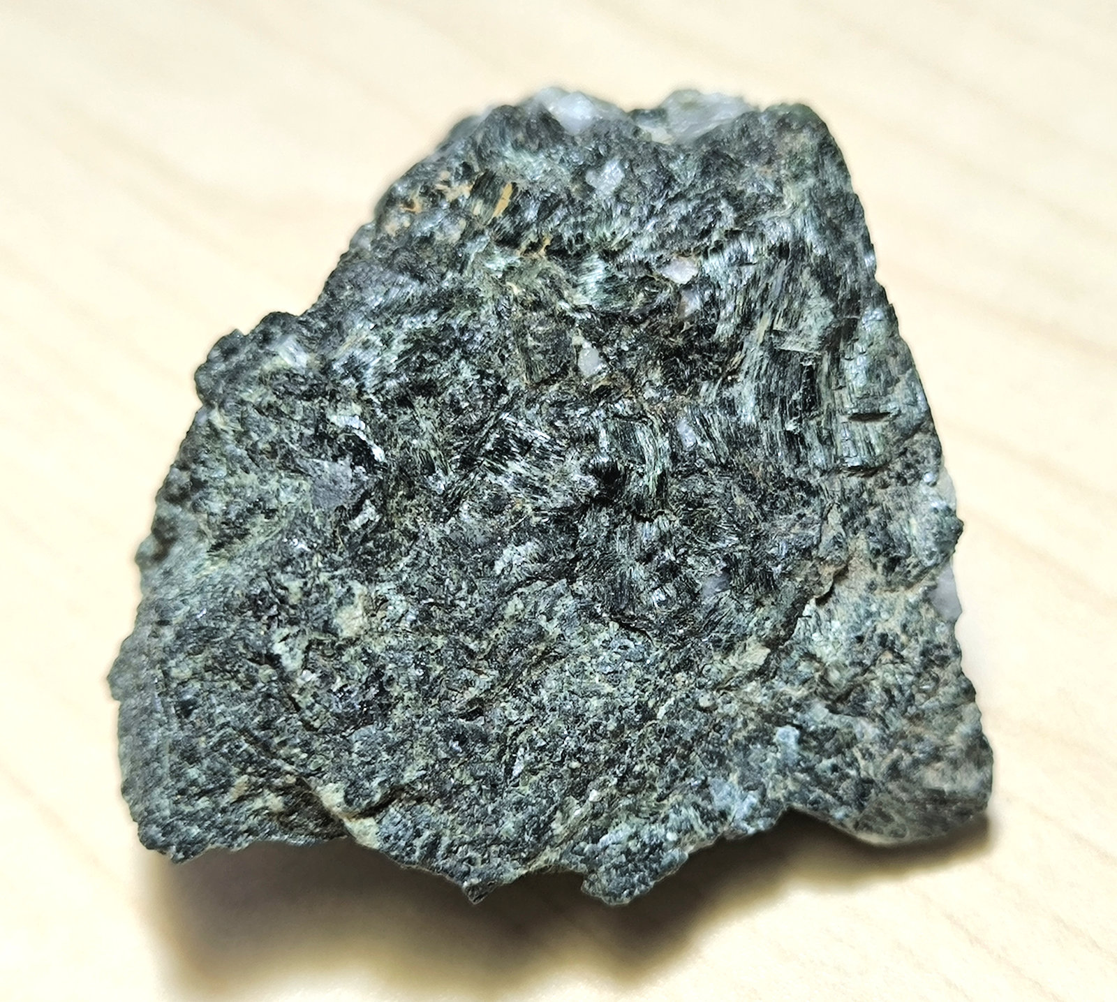 Ludwigite, Quartz, Calcite
64 mm x 55 mm. Mass: 117 g.
(Autor: Carles Millan)