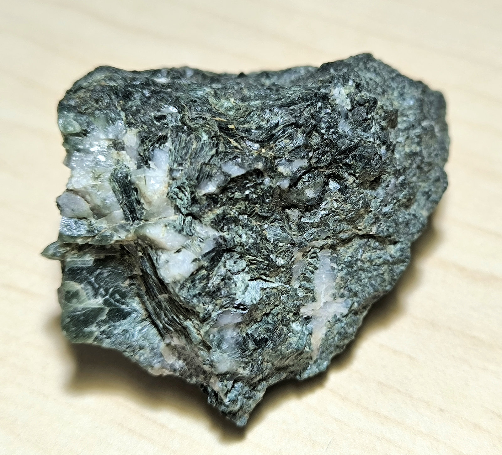 Ludwigite, Quartz, Calcite
64 mm x 55 mm. Mass: 117 g.
(Autor: Carles Millan)