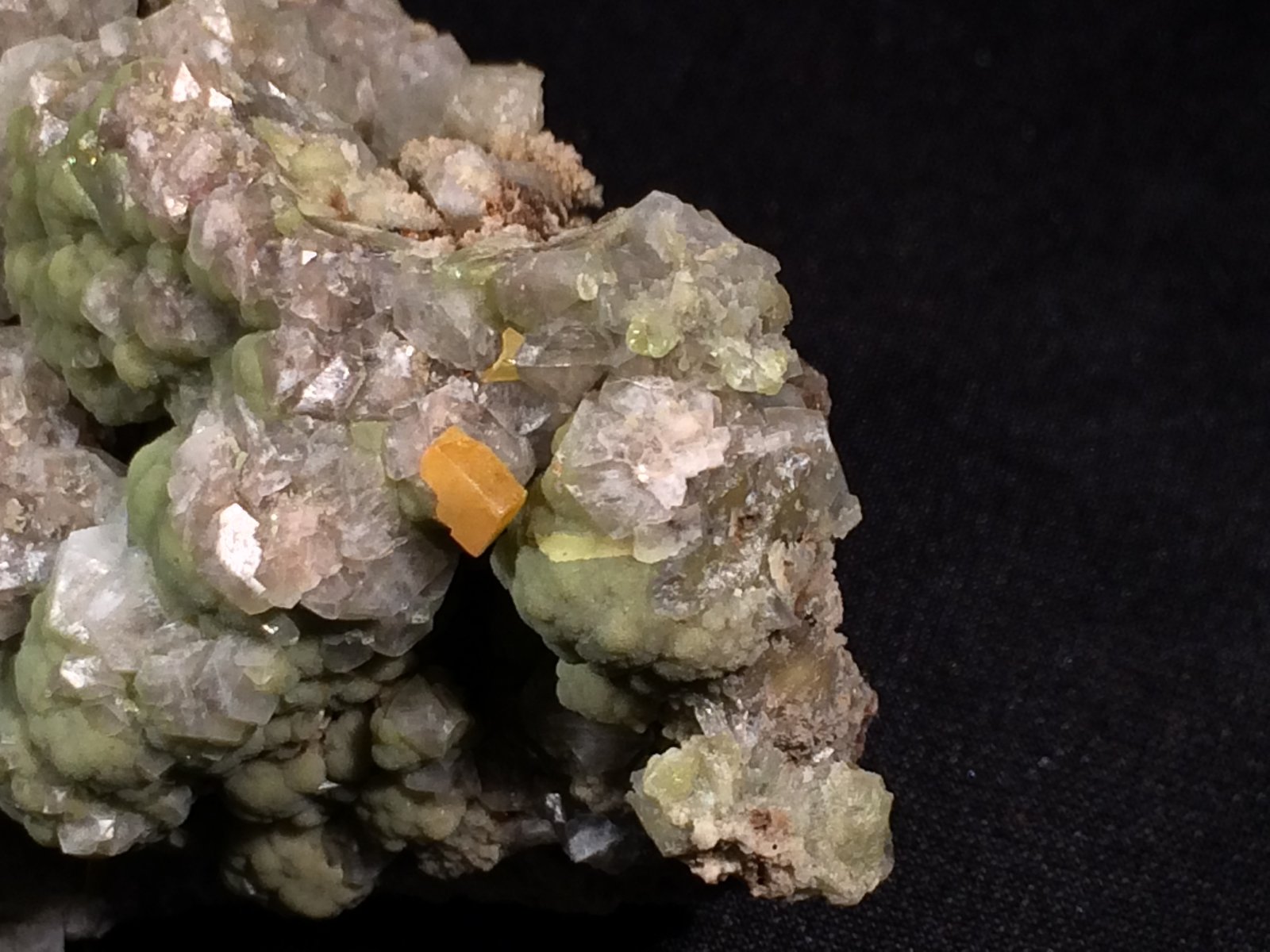 Mimetite with Calcite, Wulfenite
110 mm x 60 mm x 50 mm
(Autor: Robert Seitz)