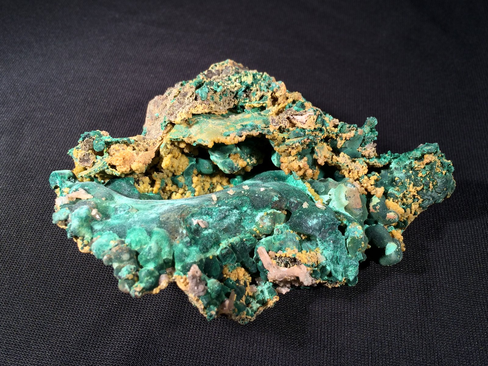 Malachite, Pyromorphite, Cerussite
100 mm x 90 mm x 30 mm
(Autor: Robert Seitz)