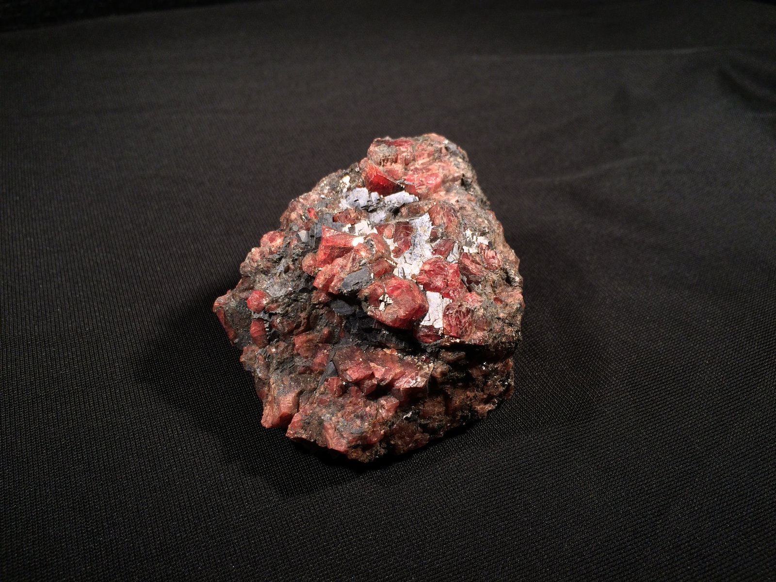 Rhodonite, Galena
75 mm x 58 mm x 30 mm
(Autor: Robert Seitz)