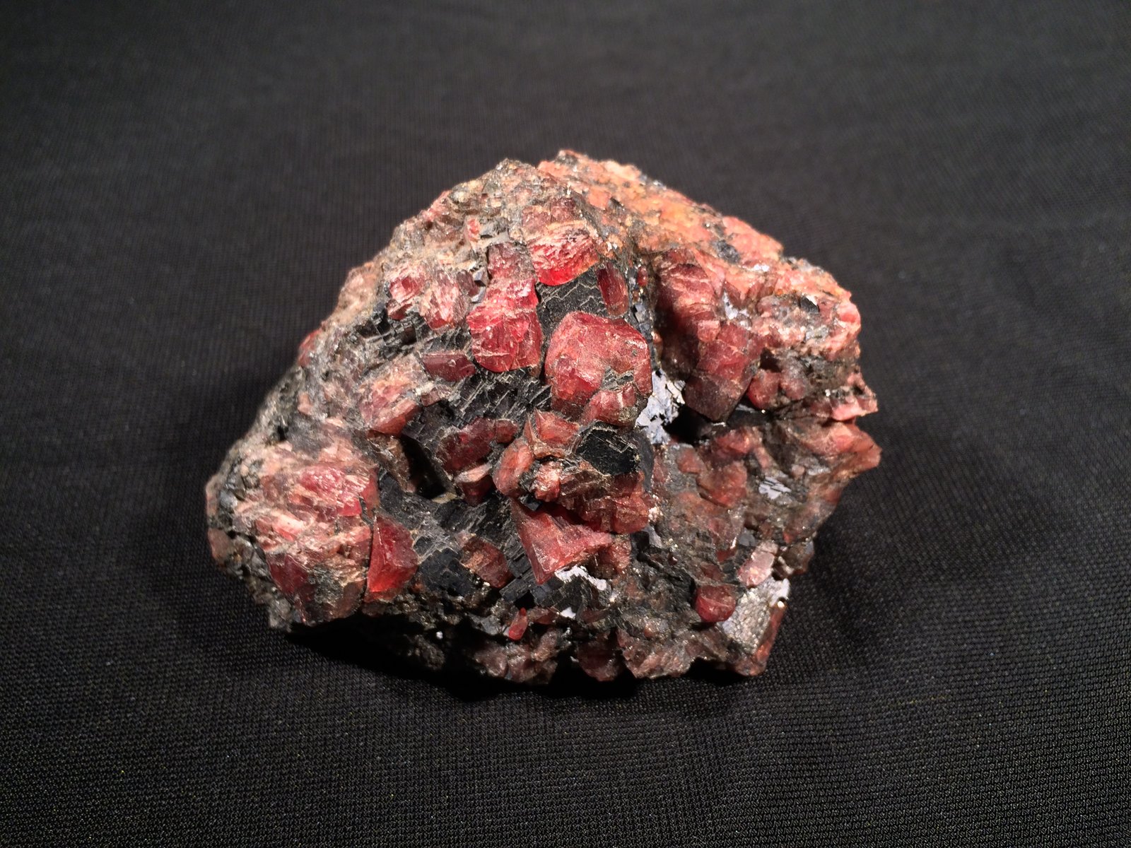 Rhodonite, Galena
75 mm x 58 mm x 30 mm
(Autor: Robert Seitz)