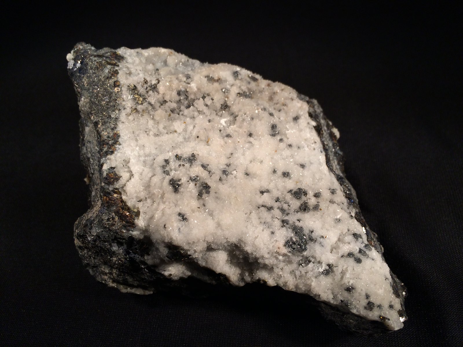 Sphalerite, Calcite, Quartz, Galena
135 mm x 95 mm x 65 mm
(Autor: Robert Seitz)