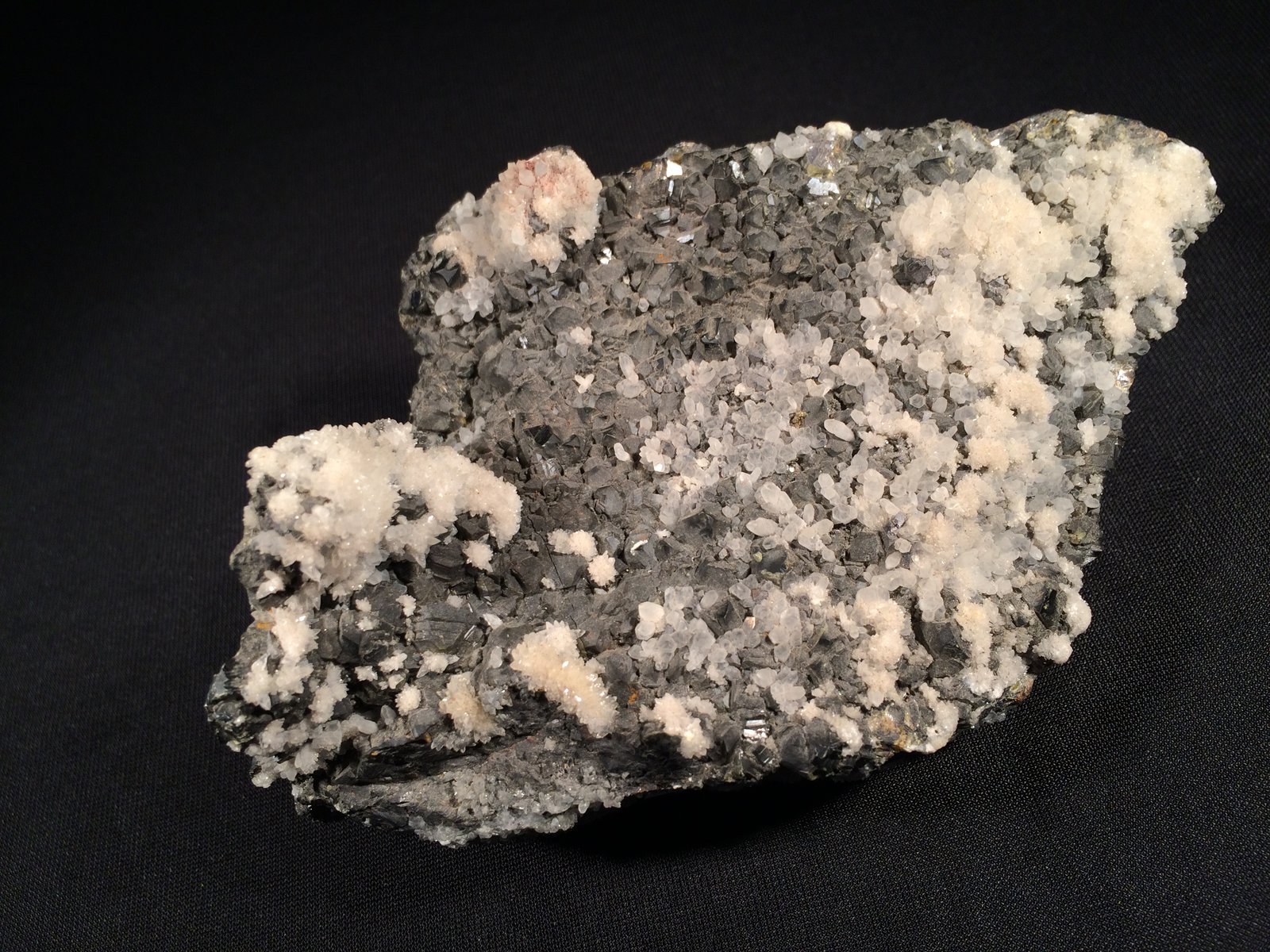 Sphalerite, Calcite, Quartz, Galena
135 mm x 95 mm x 65 mm
(Autor: Robert Seitz)