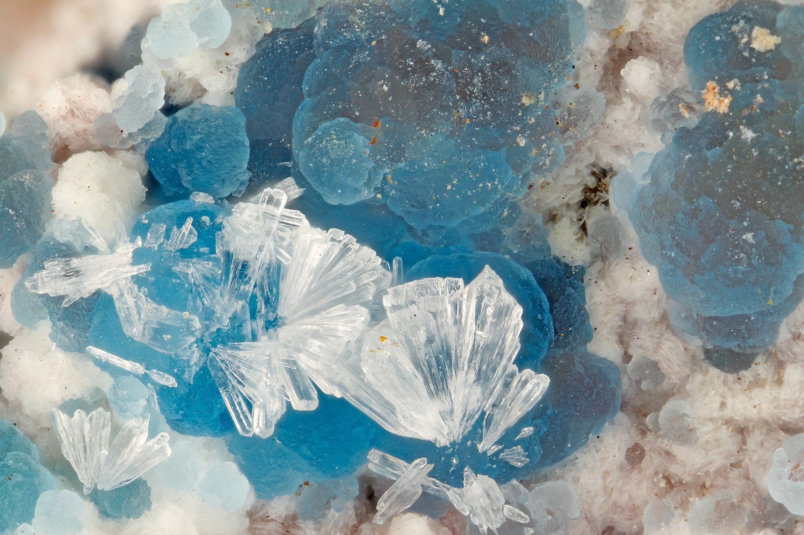 Morinite, Wavellite
FOV = 1.9 mm
(Autor: Doug)