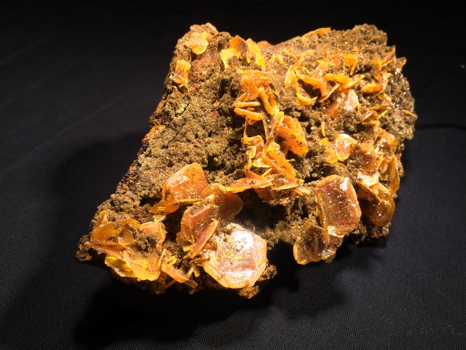 Wulfenite, Endlichite
155 mm x 110 mm x 65 mm
(Autor: Robert Seitz)