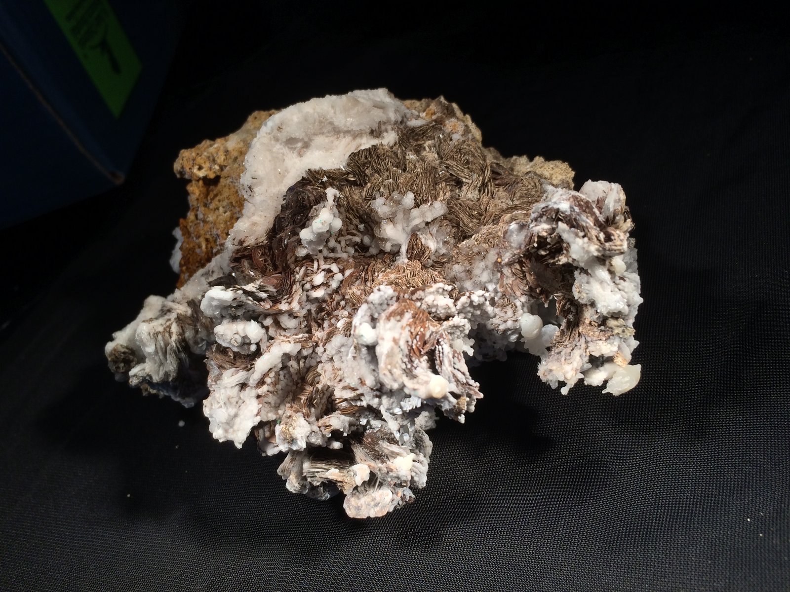 Smithsonite, Baryte, Calcite
145 mm x 120 mm x 65 mm
(Autor: Robert Seitz)