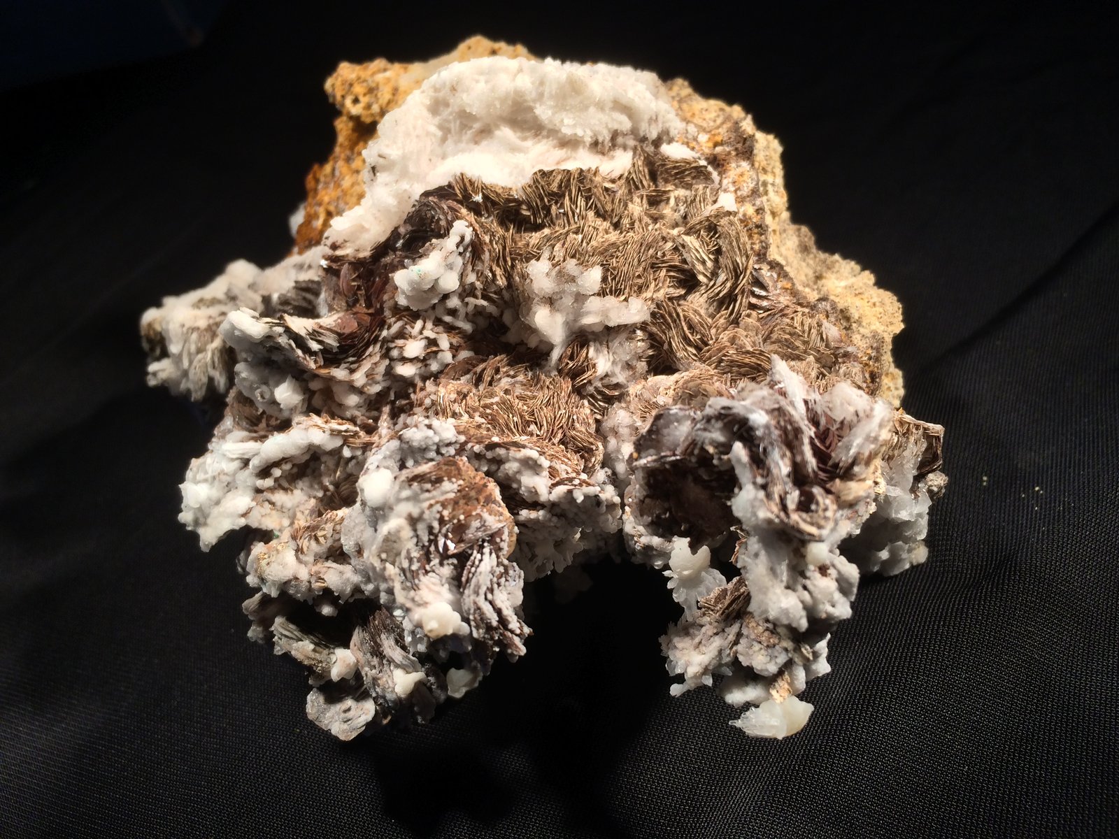 Smithsonite, Baryte, Calcite
145 mm x 120 mm x 65 mm
(Autor: Robert Seitz)