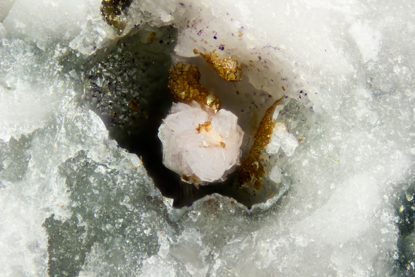 Arisite-(Ce)
FOV = 2.0 mm
(Autor: Doug)