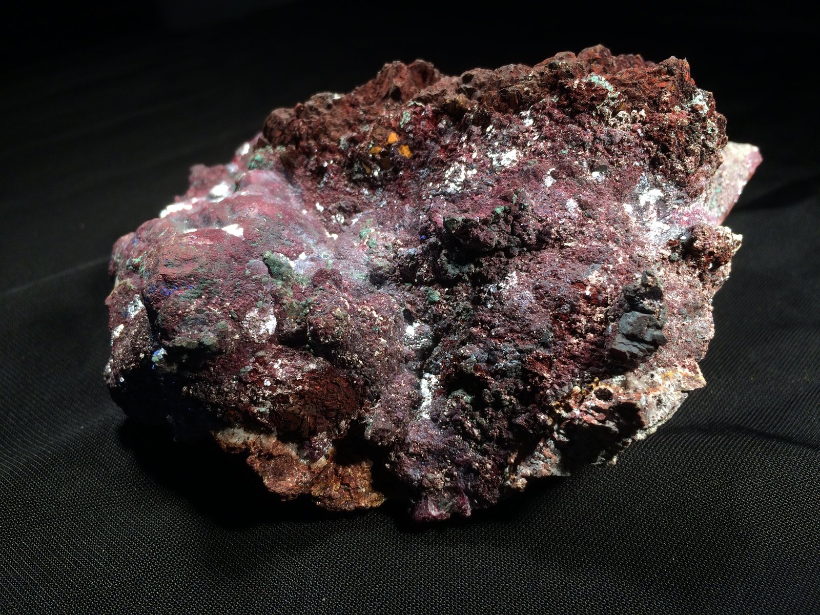 Cuprite, limonite, Malachite
125 mm x 110 mm x 55 mm
(Autor: Robert Seitz)