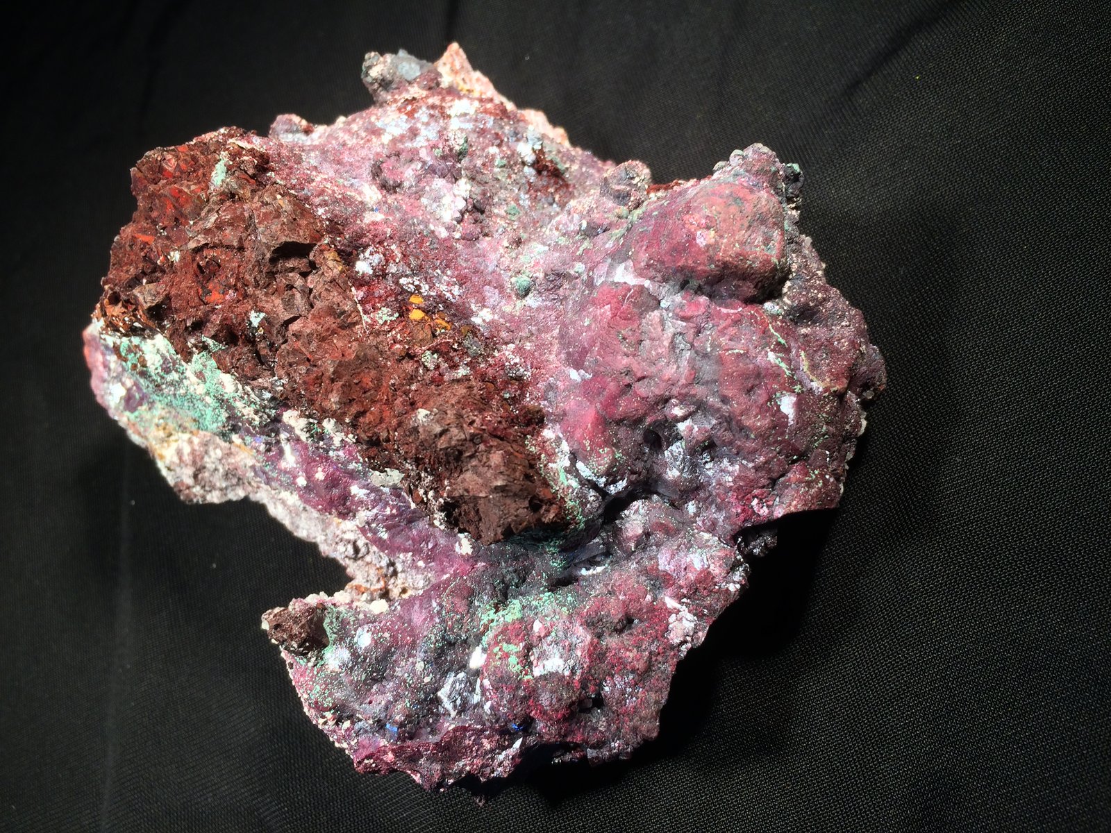 Cuprite, Limonite, Malachite
125 mm x 110 mm x 55 mm
(Autor: Robert Seitz)