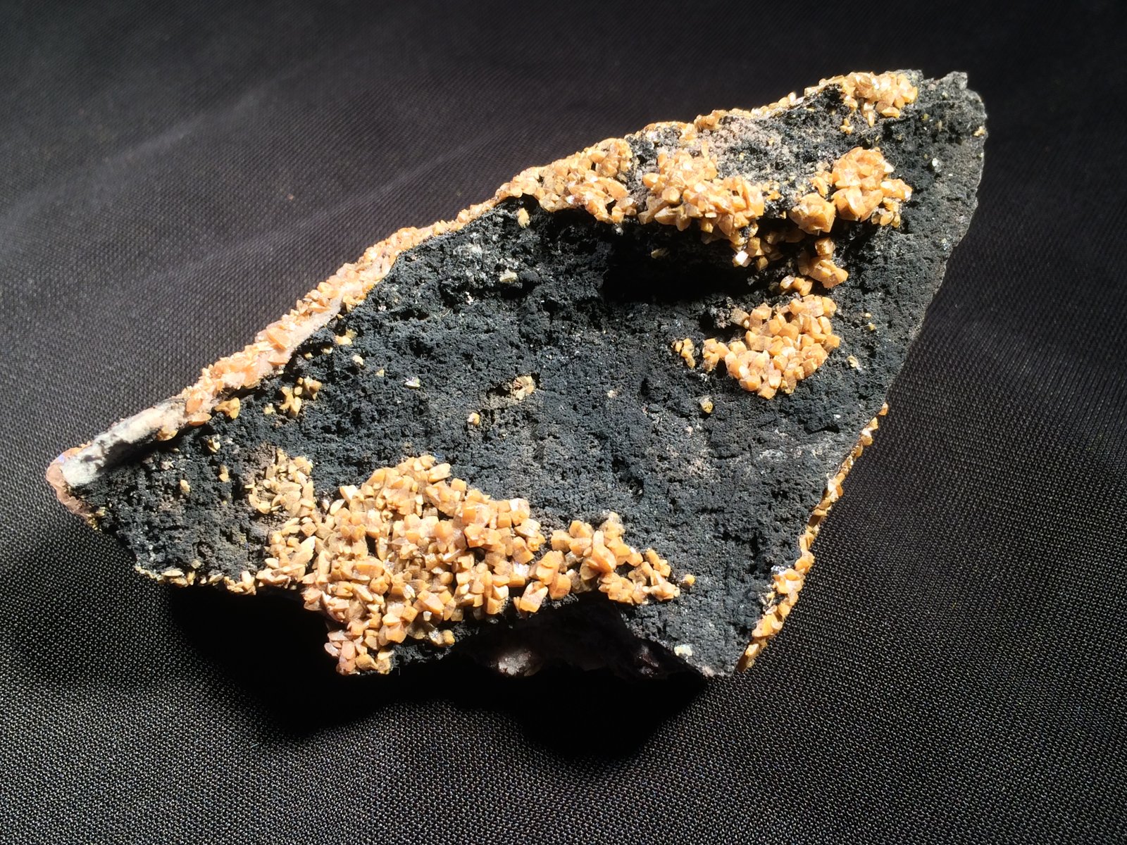 Wulfenite, Calcite
105 mm x 53 mm x 40 mm
(Autor: Robert Seitz)