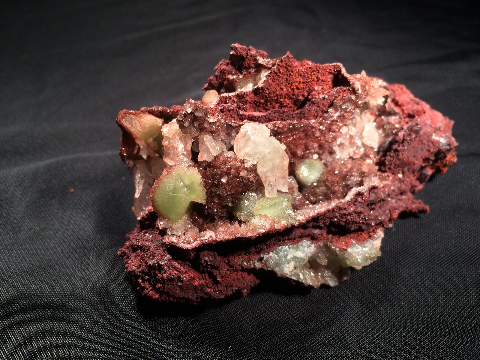 Adamite, Hemimorphite
100 mm x 65 mm x 45 mm
(Autor: Robert Seitz)