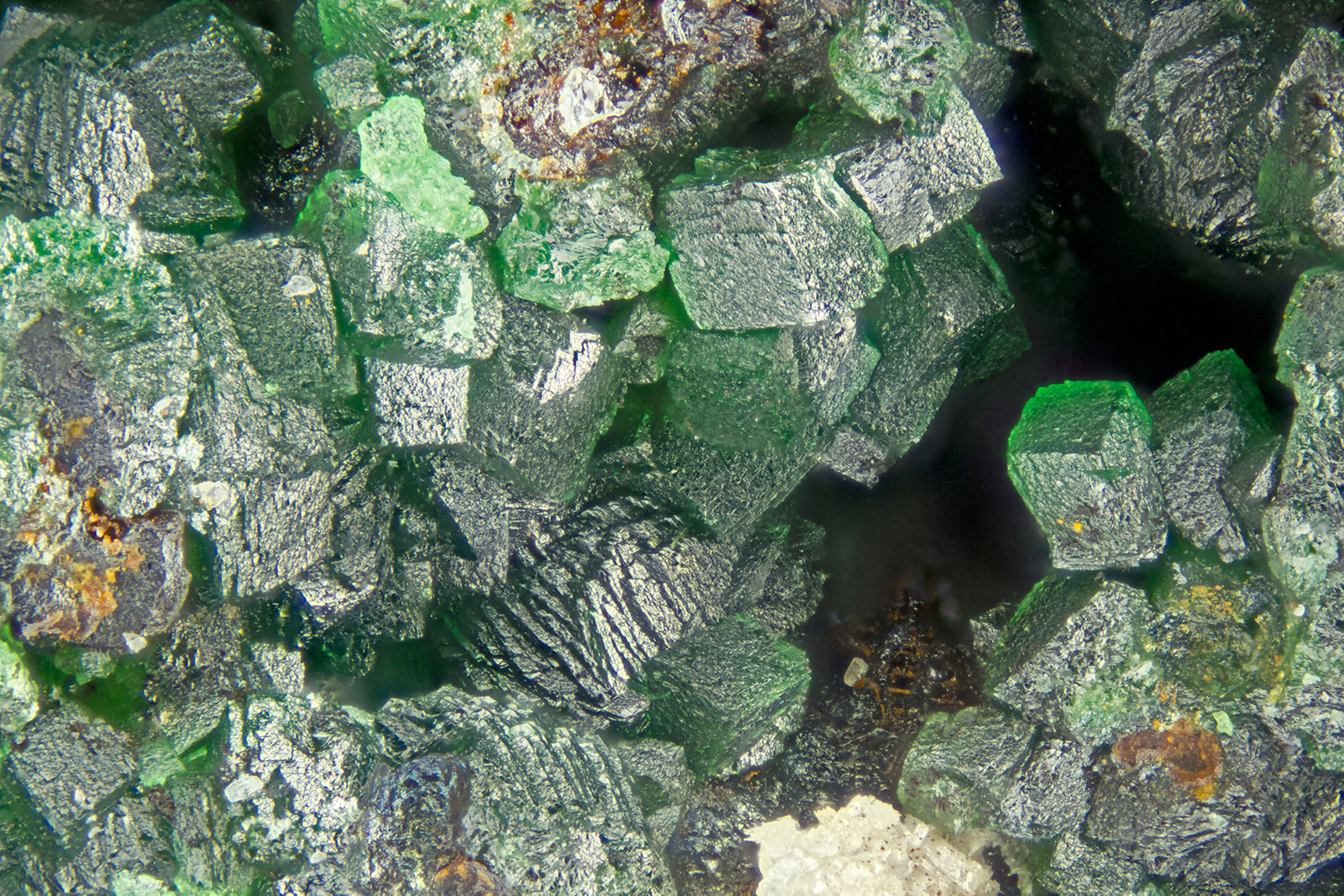 Bayldonite
FOV = 2.0 mm
(Autor: Doug)