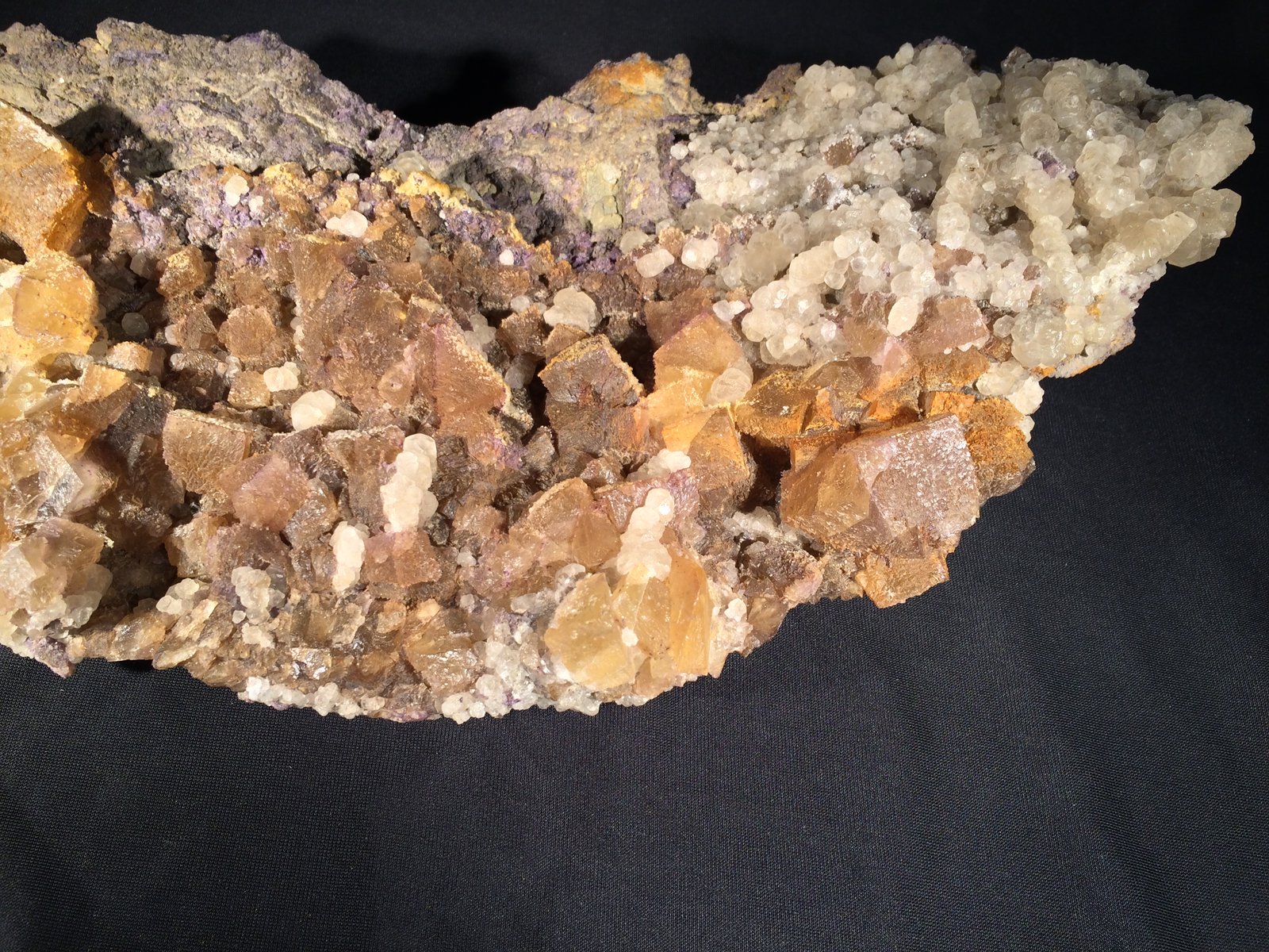 Fluorite, Calcite
385 mm x 175 mm x 55 mm
(Autor: Robert Seitz)