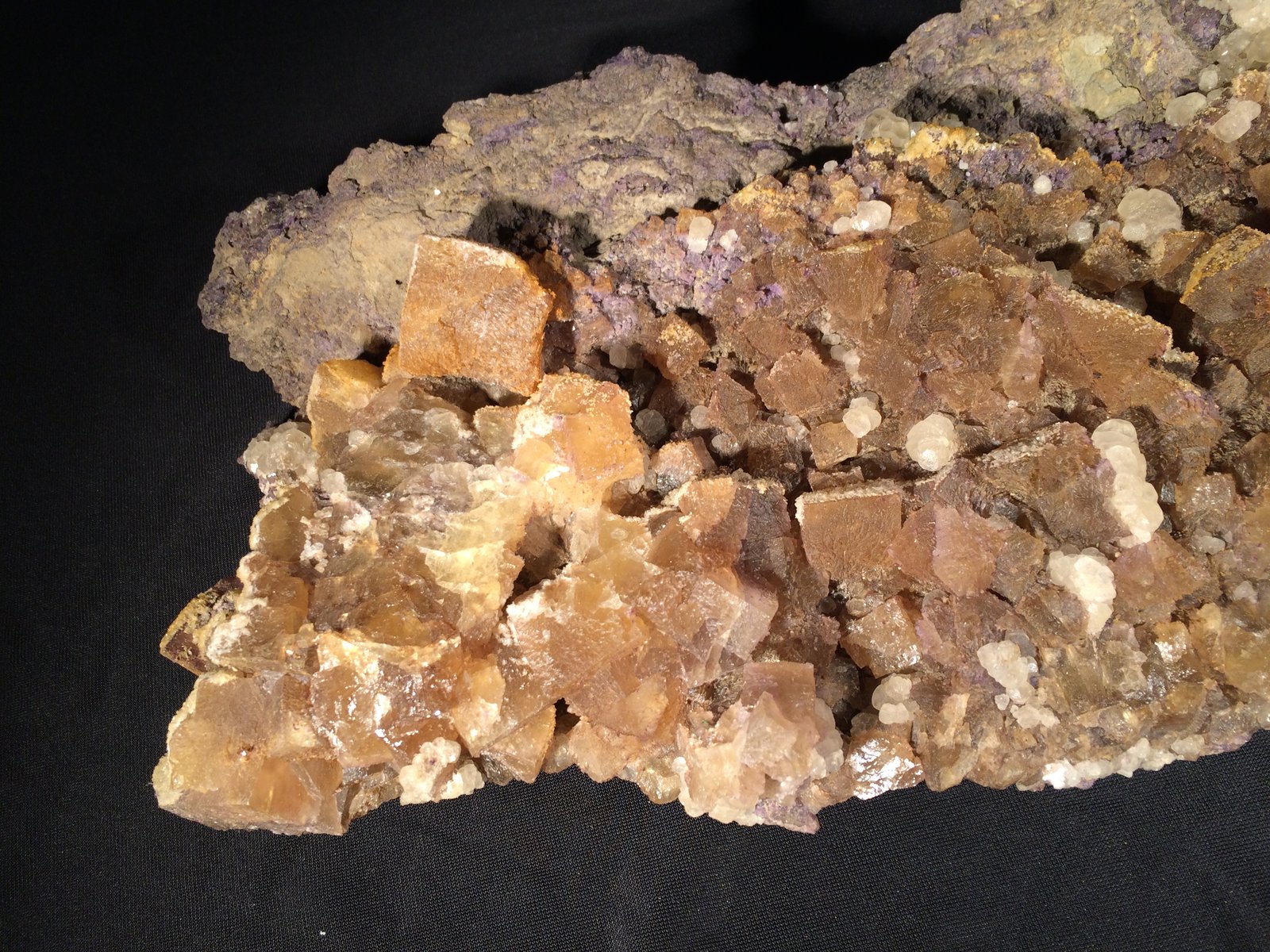 Fluorite, Calcite
385 mm x 175 mm x 55 mm
(Autor: Robert Seitz)