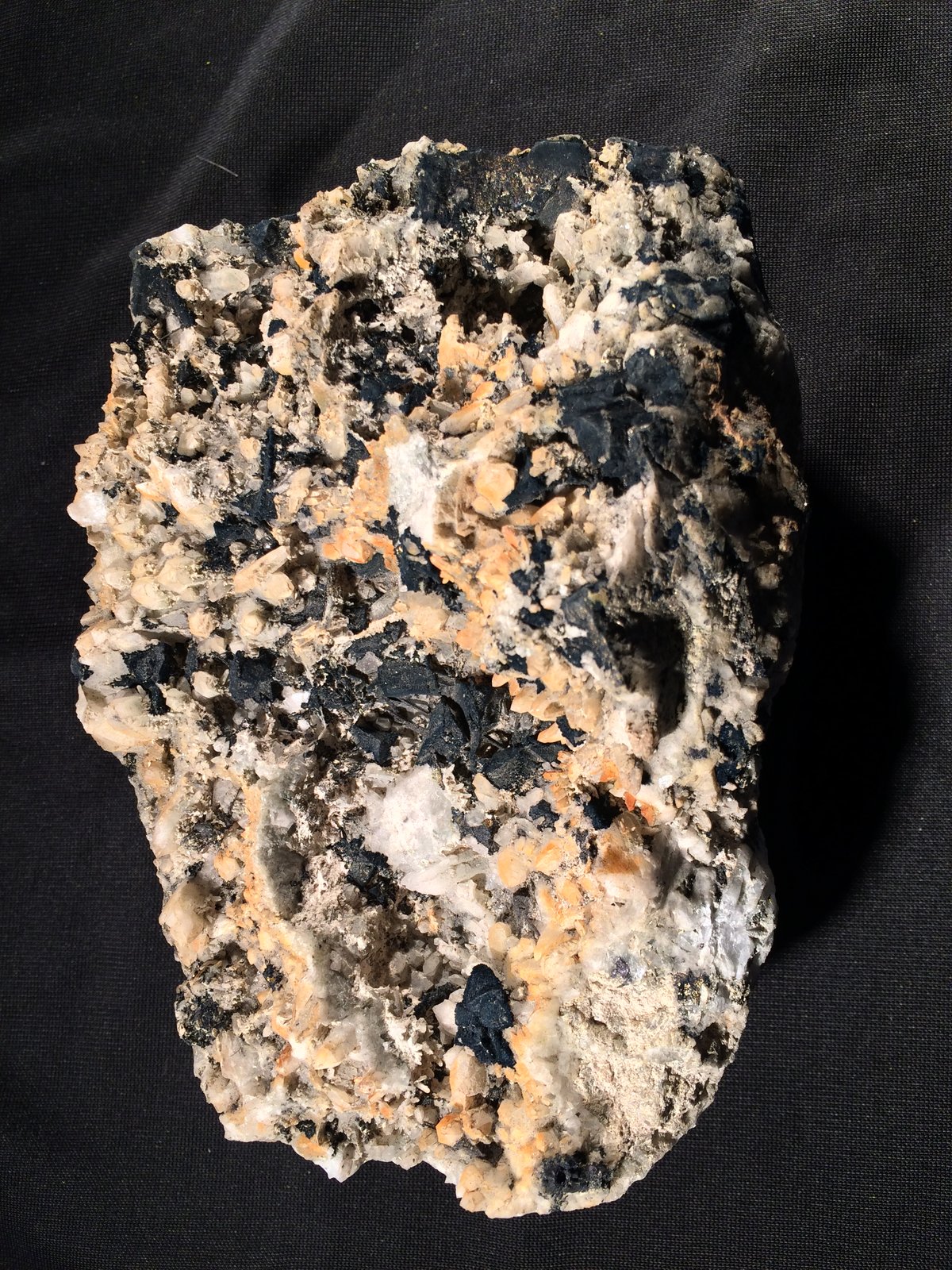 Tetradymite, Quartz
145 mm x 100 mm x 60 mm
(Autor: Robert Seitz)