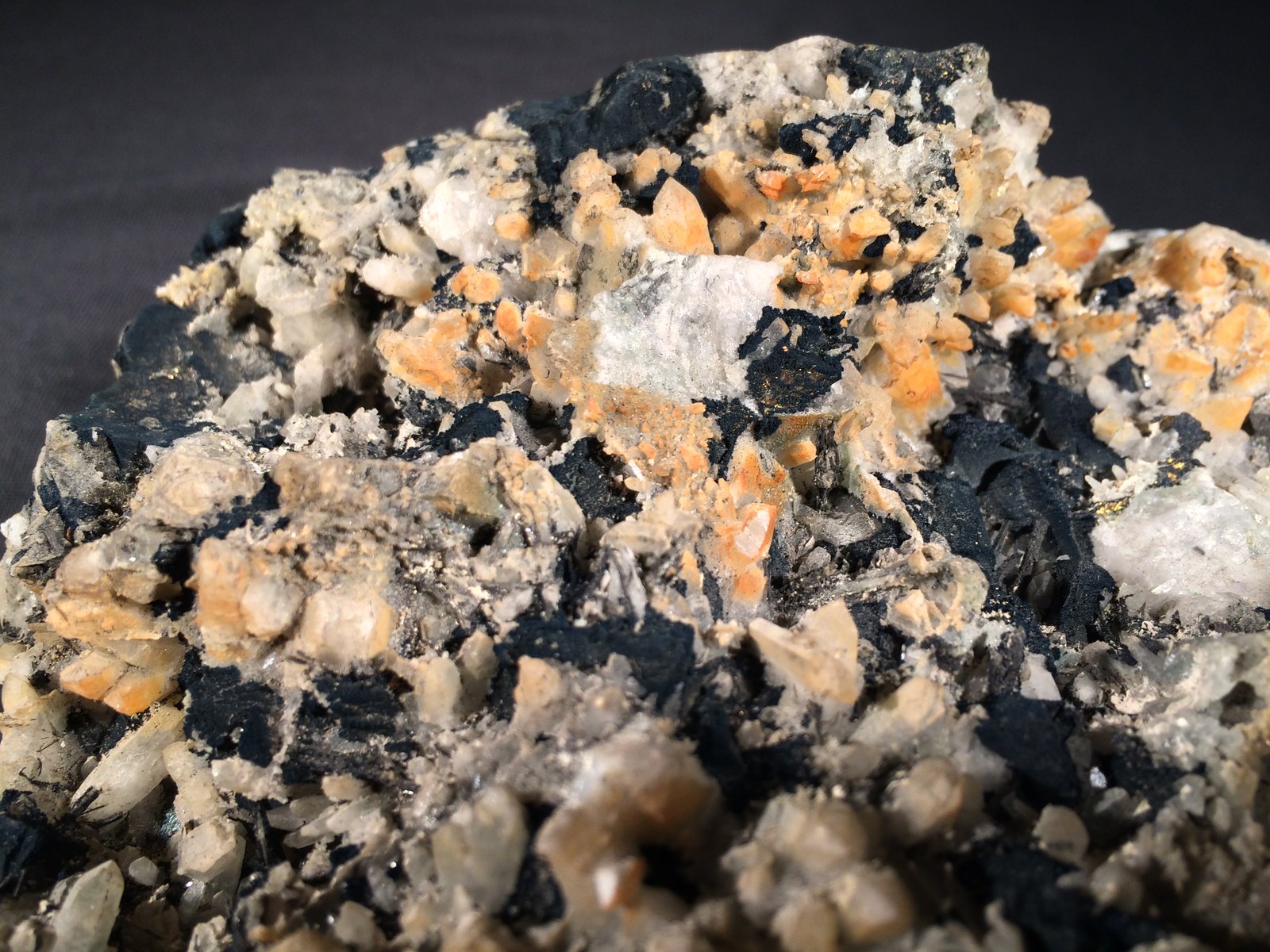 Tetradymite, Quartz
145 mm x 100 mm x 60 mm
(Autor: Robert Seitz)