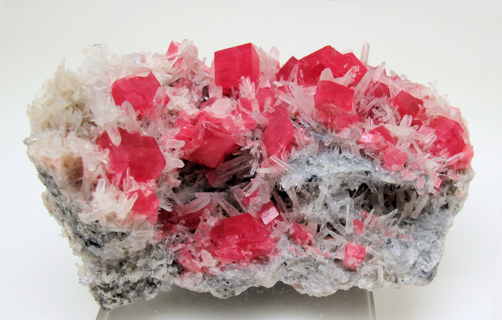 Rhodochrosite, Quartz
91mm x 57 mm x 45 mm - Main crystal: 10 mm on edge - Mass: 254
(Autor: Carles Millan)